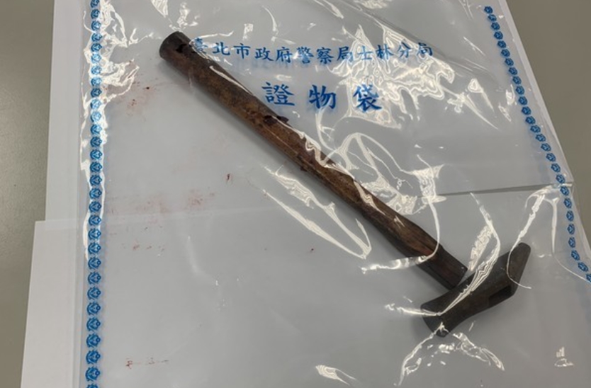 陳姓妻子行凶時所持的榔頭。（翻攝畫面）