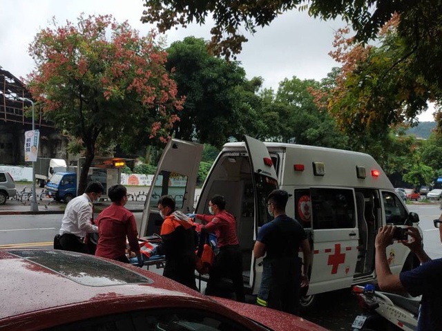 遭妻子持榔頭重擊頭部的吳姓老翁被送上救護車，但仍回天乏術。（翻攝畫面）