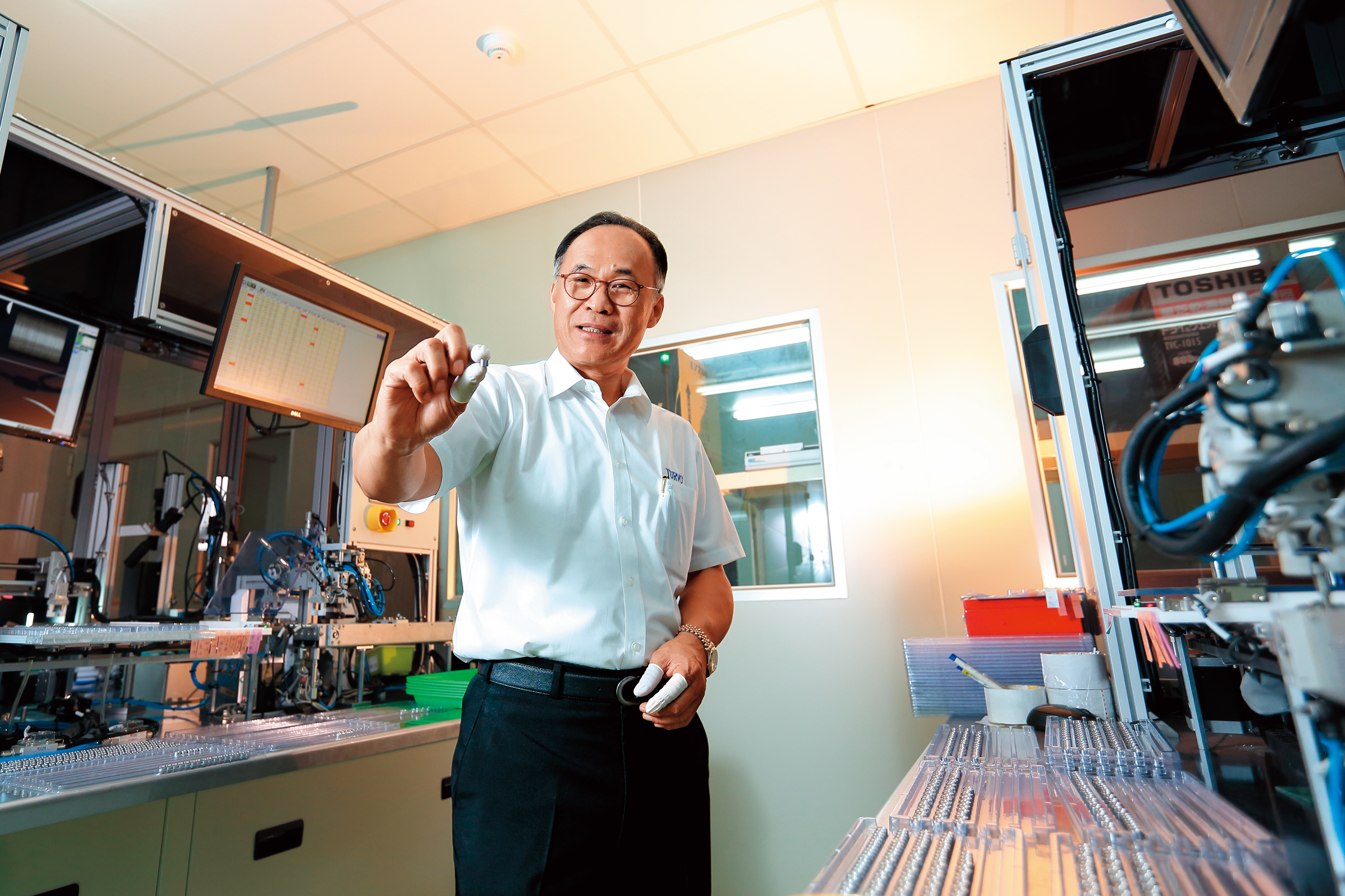 宇隆董事長劉俊昌從鐵皮工廠作業員做起，帶領公司成為深耕汽車產業的精密金屬零件製造大廠。