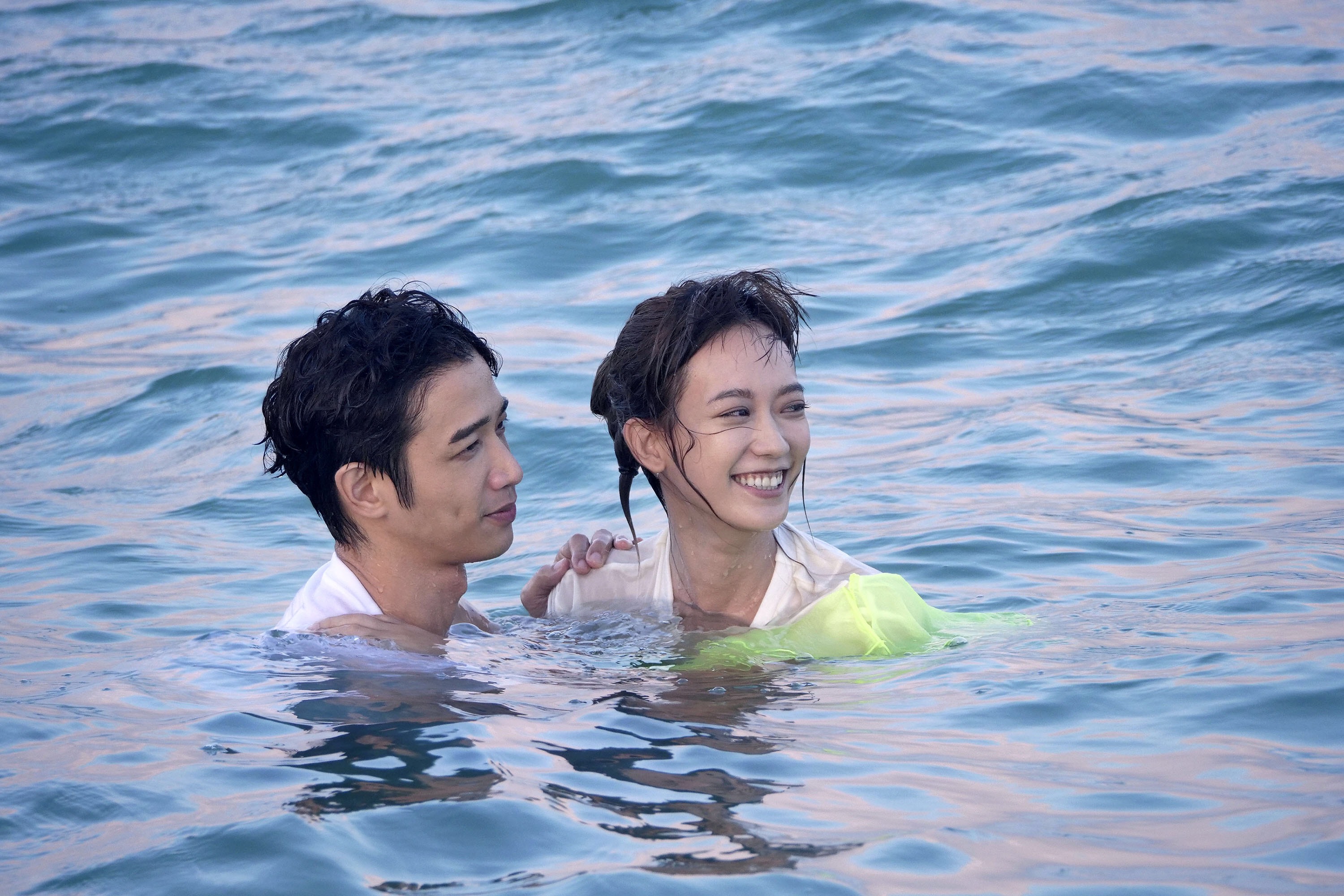 孟耿如與劉以豪在澎湖拍攝〈幸福離島〉MV，上演海邊鴛鴦戲水劇情。（愛貝克思提供）