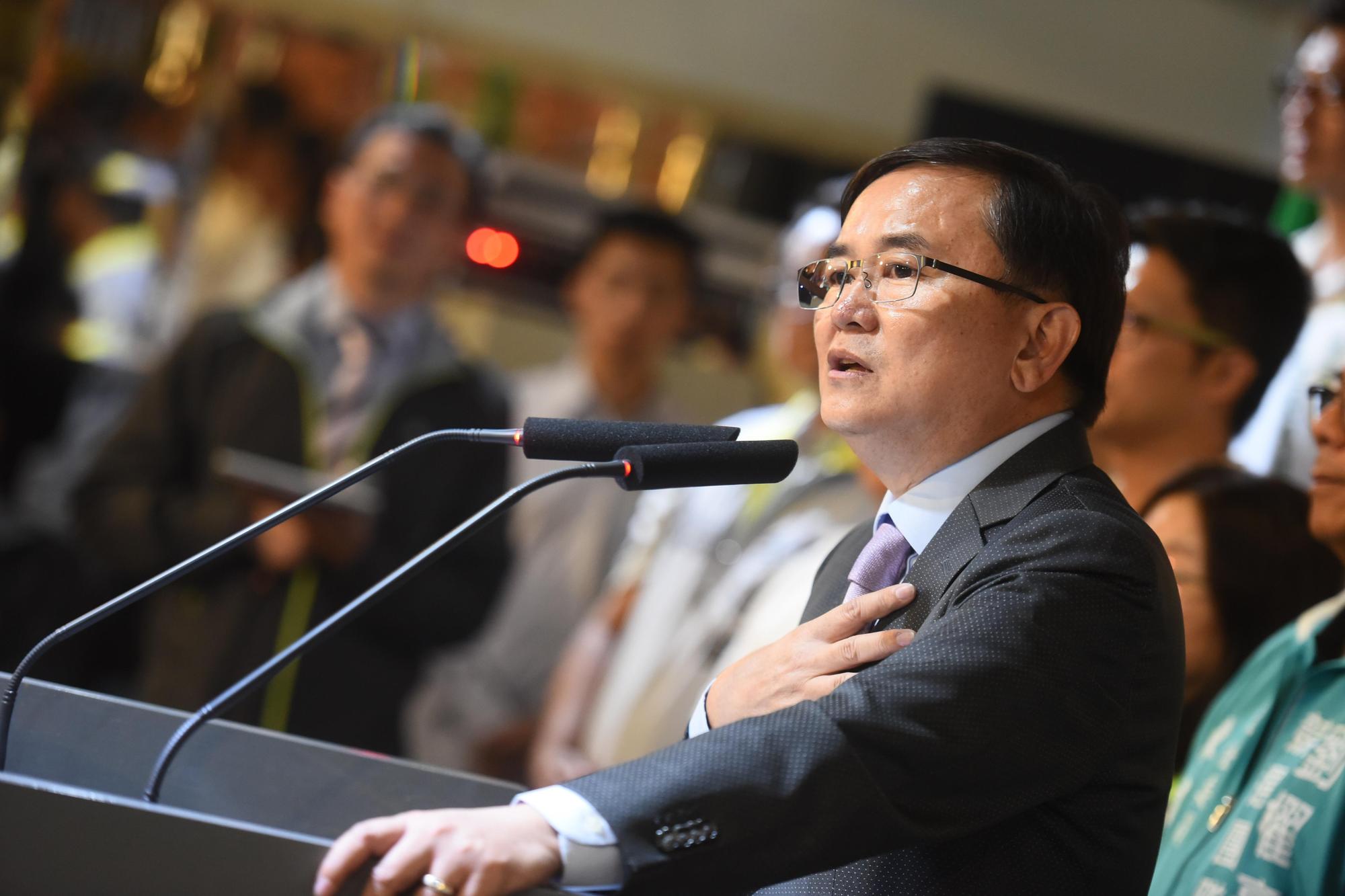民進黨台東縣長參選人劉櫂豪在中常會分析選情時霸氣說：「一定會贏！」（民進黨提供）