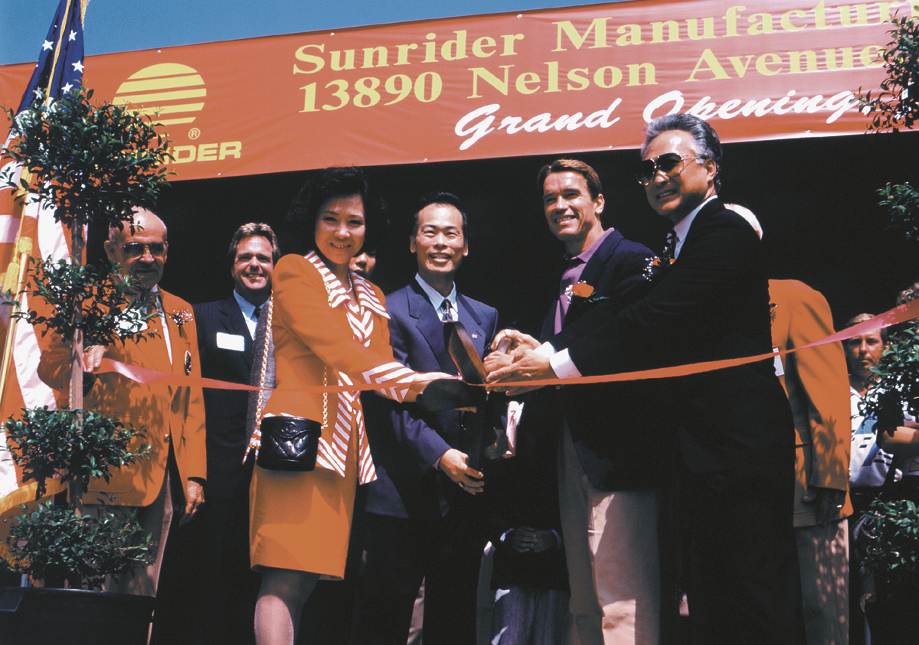 仙妮蕾德早年在美國加州總部購地蓋廠，啟用儀式邀請前加州州長阿諾‧史瓦辛格參加。（仙妮蕾德提供）