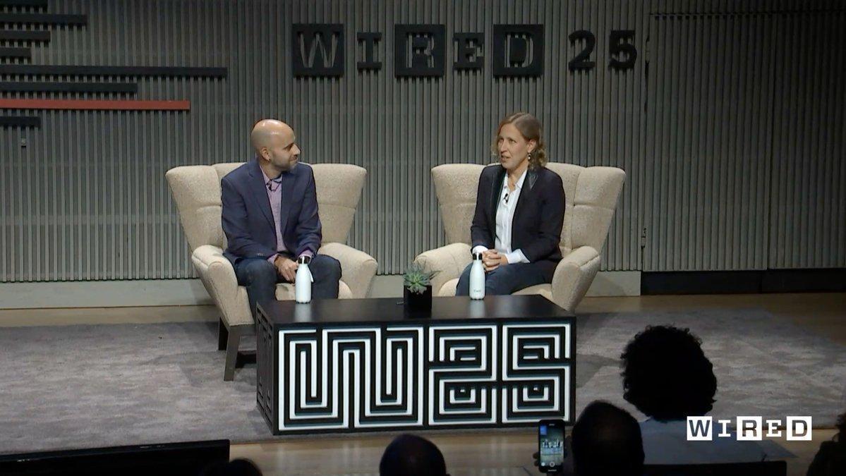 WIRED 大會上，Susan Wojcicki 與記者 Peter Rubin 的舞台對談。（Twitter@WIRED）