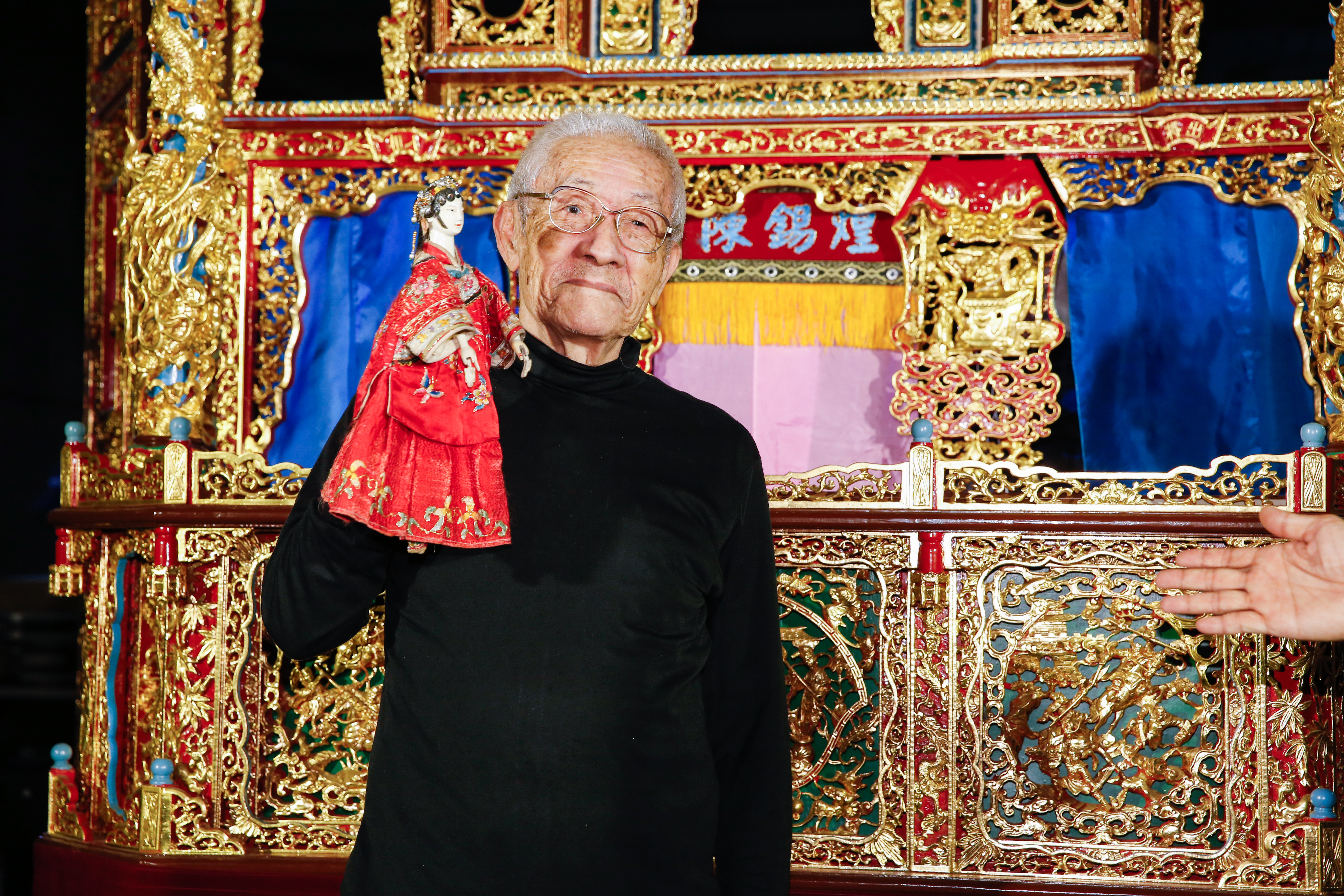 陳錫煌得到父親李天祿真傳，也是國寶級的布袋戲大師，《紅盒子》電影並提及了他與父親李天祿間的父子情結。