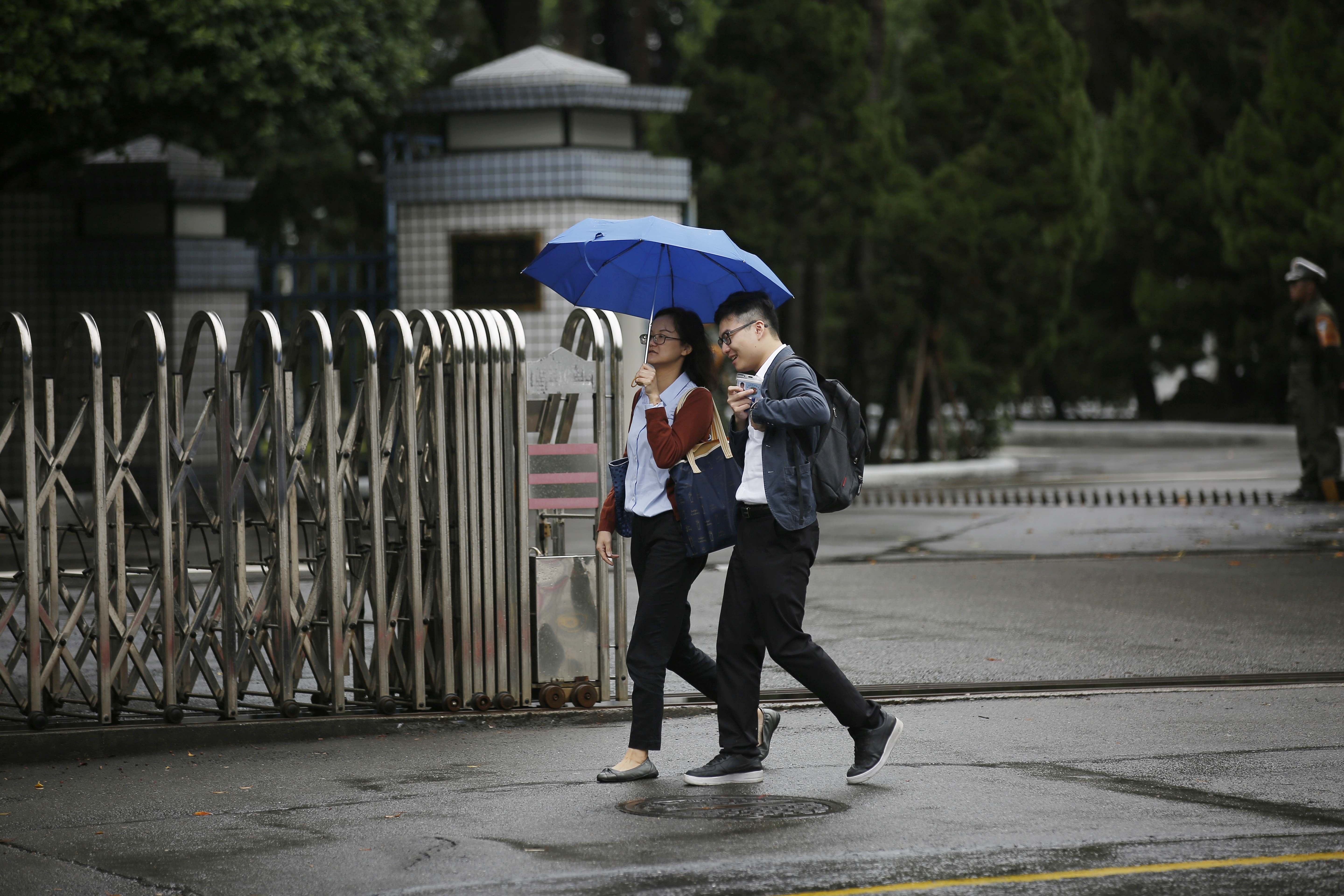 儘管雨勢趨緩，北部、東半部民眾早晚仍須留意偶降雨。