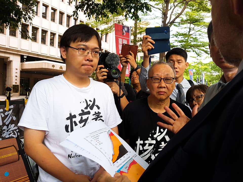 「以核養綠」領銜人黃士修依北高行裁定再度「送件」，強調非中選會決議的「補提」。（取自以核養綠-缺電公民自救會粉絲團）