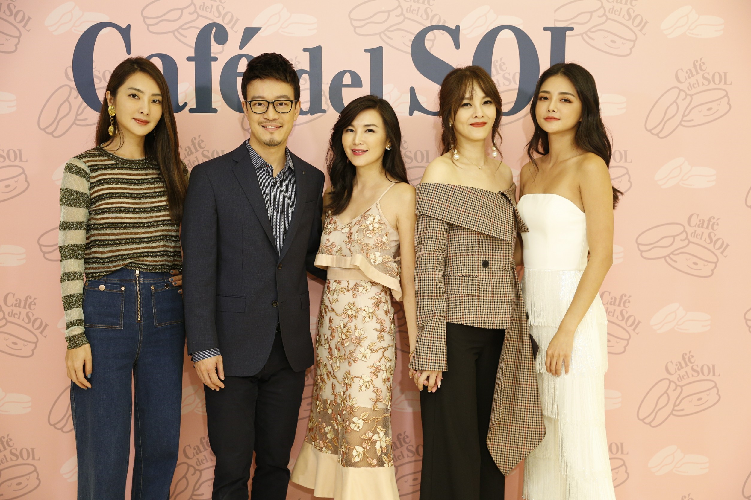 Café del SOL台北微風旗艦店開幕當天,名人雲集,左起吳速玲、劉軒、姜曉雯、林莞雁、夏黃廉盈。(Café del SOL提供)