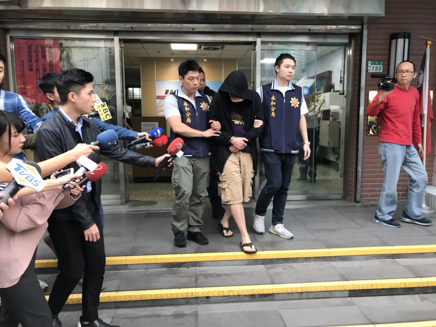 美籍何姓男子負責購買通報用的煙火和汽油，今遭警方逮捕。（警方提供）