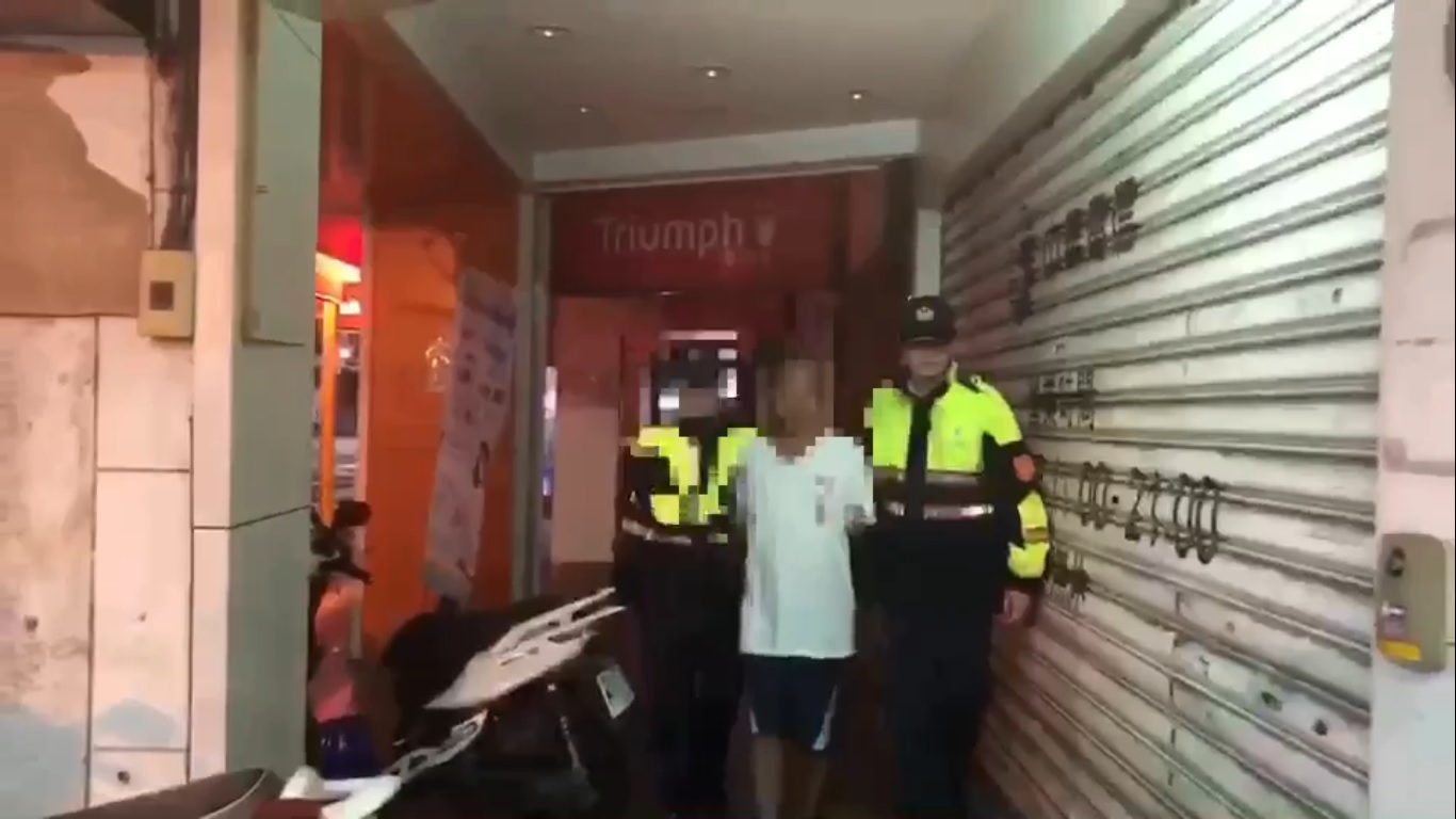 程男不滿愛犬被潑漆，竟持剪刀殺人。（翻攝畫面）