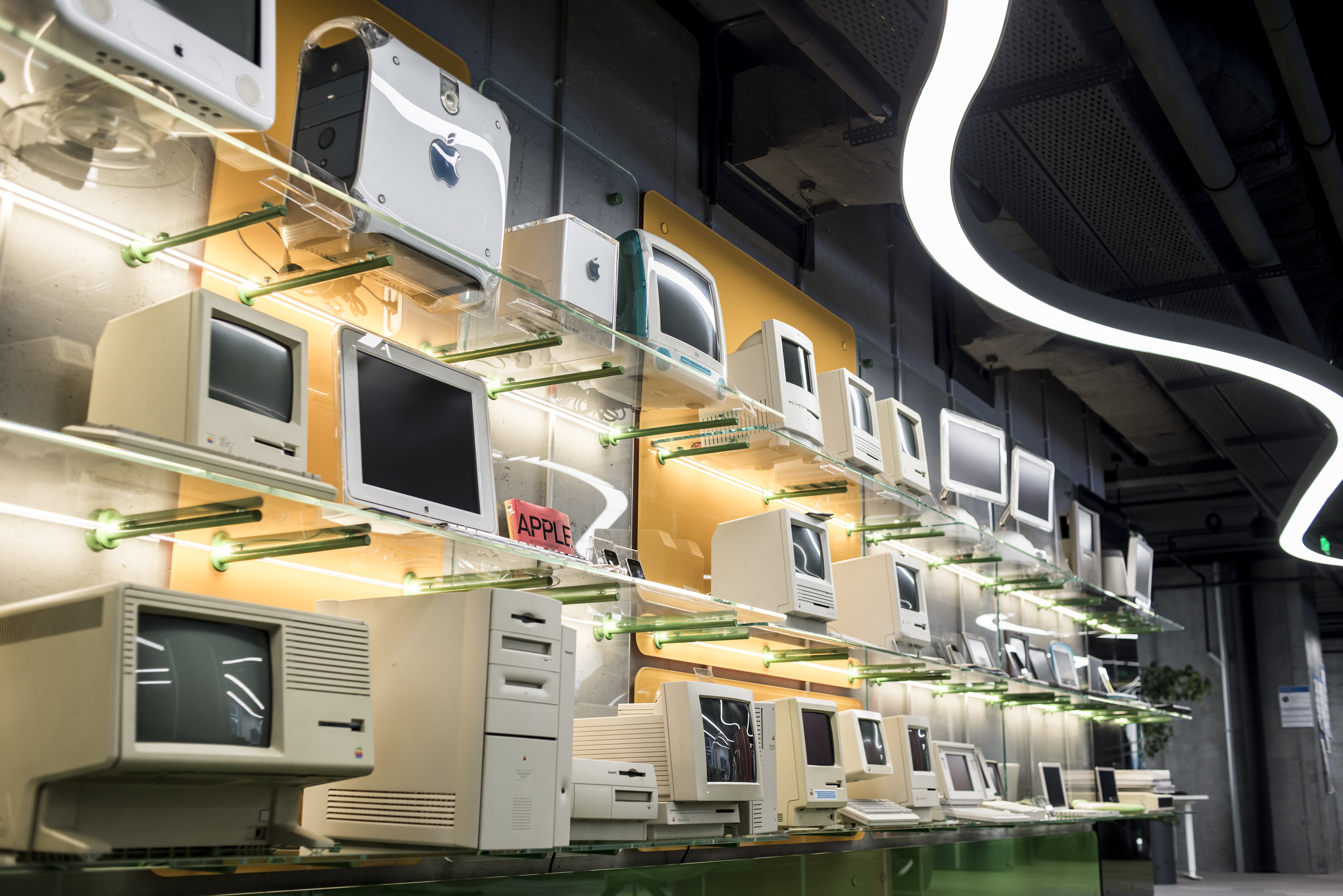 奧地利蘋果收藏家羅蘭德（Roland Borsky）決定結束電腦維修工作，難以負擔收藏品的租金，決定對外尋找有心人接手他的收藏品。（東方IC）