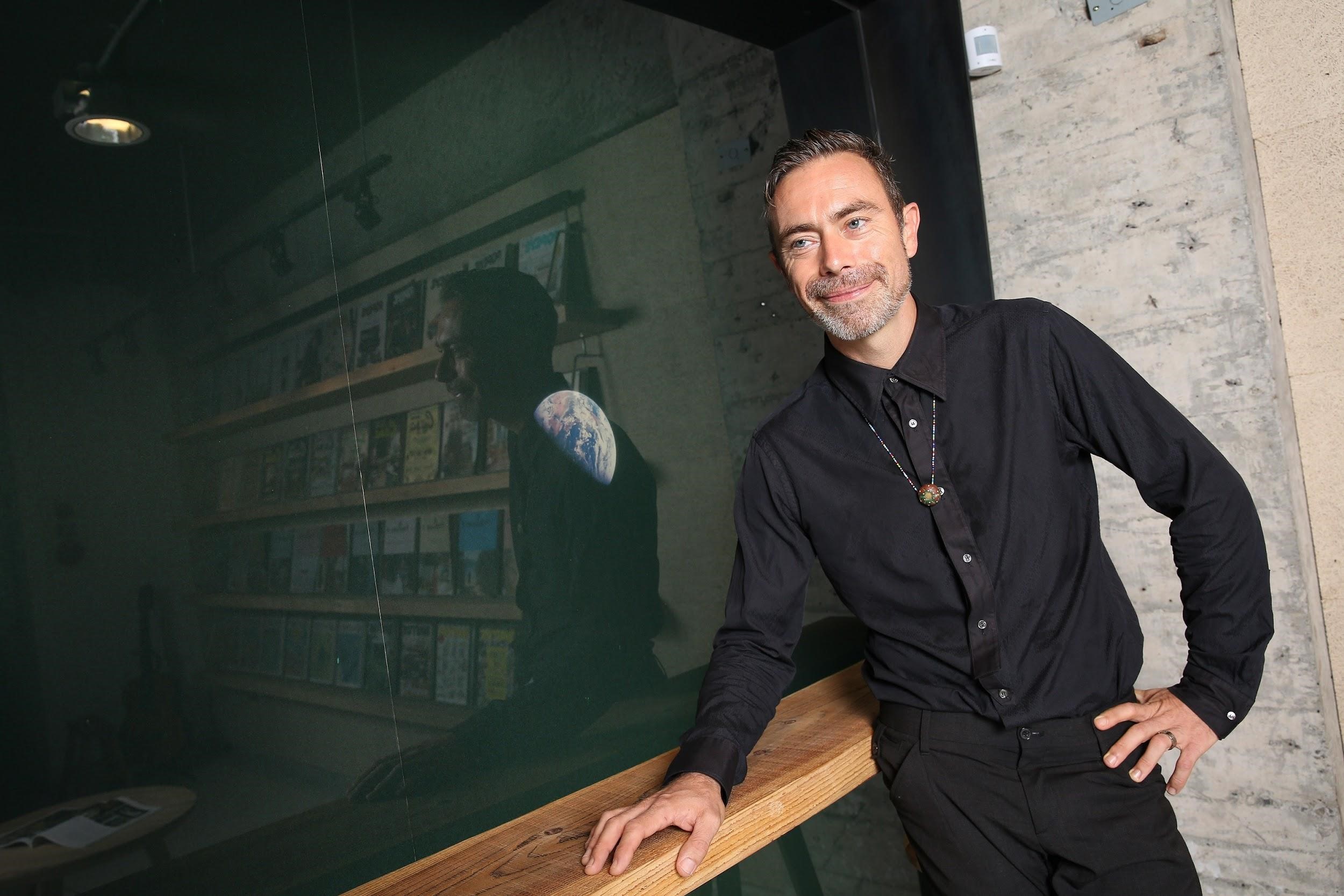 英國知名導演、影像剪輯師丹尼塔爾與瑪丹娜合作12年，堪稱她的御用剪輯師。