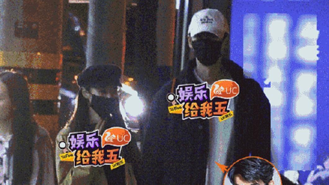 對岸狗仔拍到郭品超牽著同戴帽子、掛上口罩的新歡遊街。(翻攝娛樂給我五微博)