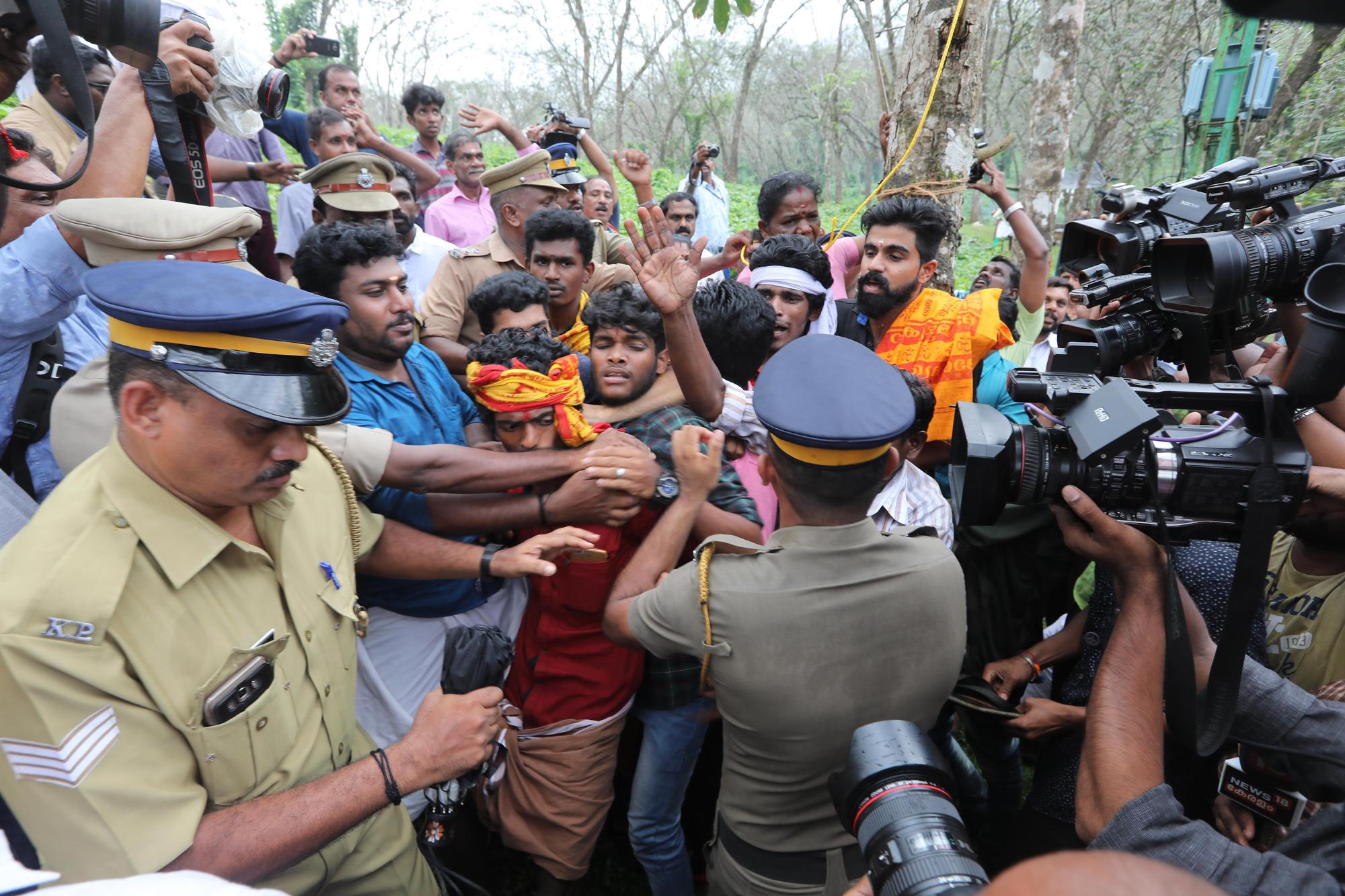 印度沙巴瑞瑪拉神廟（Sabarimala Shrine）在最高法院判決下，於本週三（17日）開放女信眾入廟參拜，但卻引發忠誠信徒群起抗議。（東方IC）