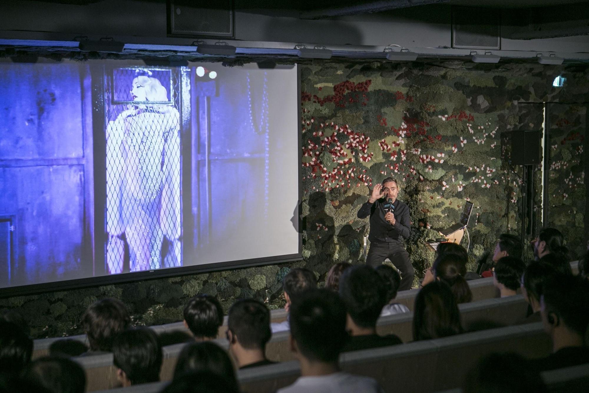 丹尼塔爾以瑪丹娜 《心叛逆巡迴演唱會》為案例,在臺北流行音樂國際論壇與音樂產業相關人員分享影像創意。(臺北流行音樂中心提供)