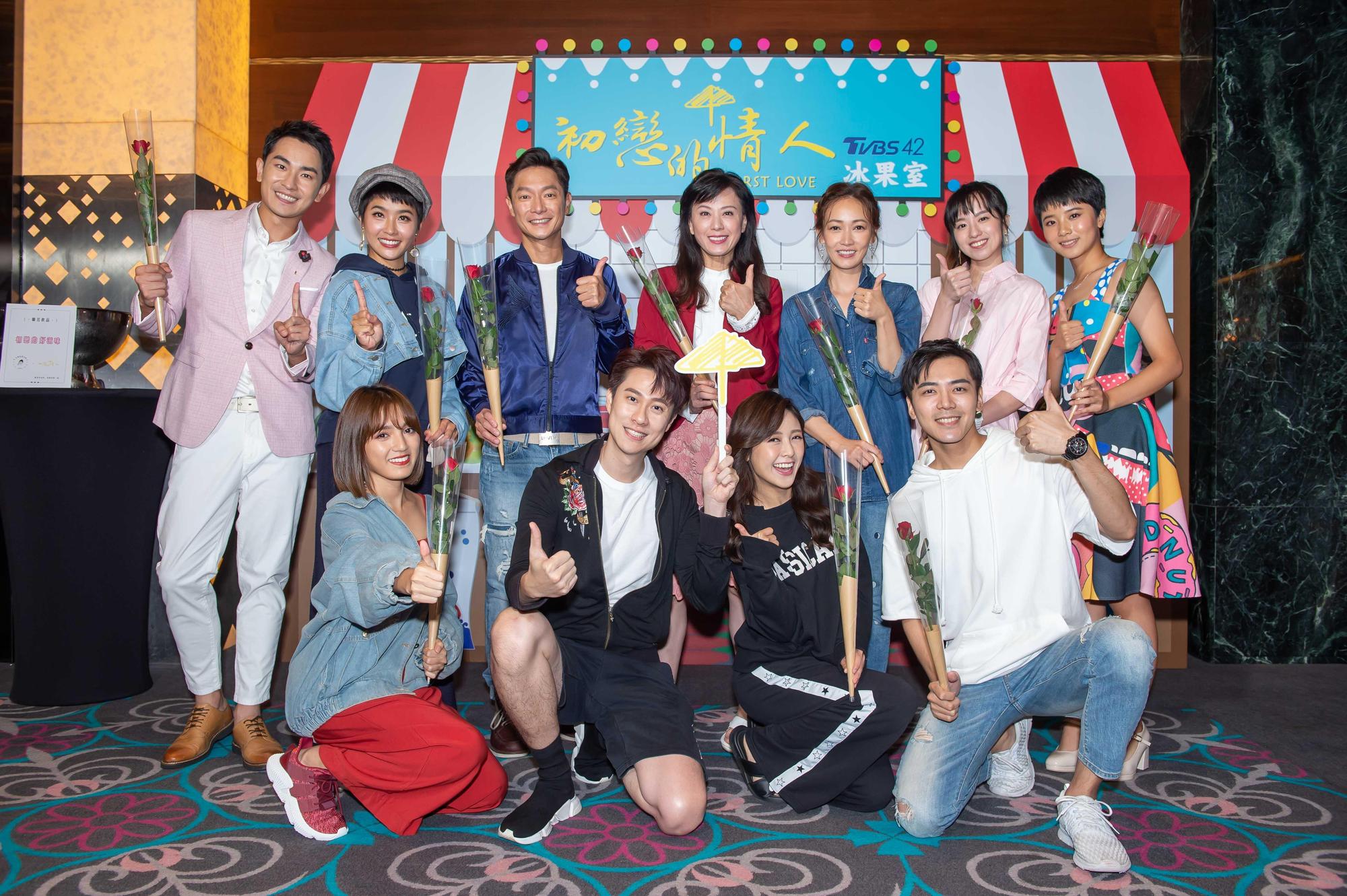 《初戀的情人》收視開紅盤,演員將到街上發玫瑰花慶祝。(TVBS提供)