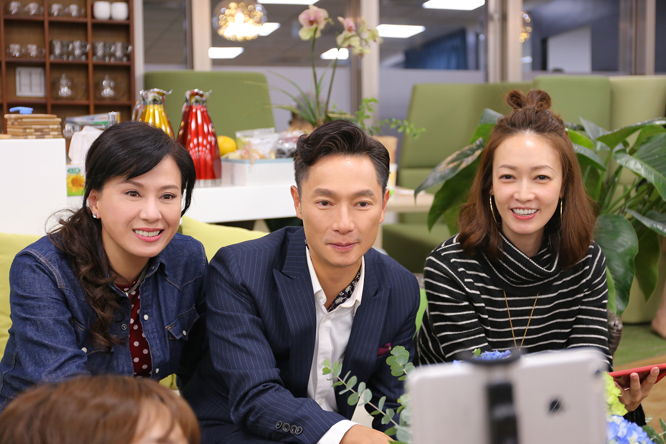 《初戀的情人》演員群看首播與網友互動，左起為：涂善妮、謝祖武、潘慧如。（TVBS提供）