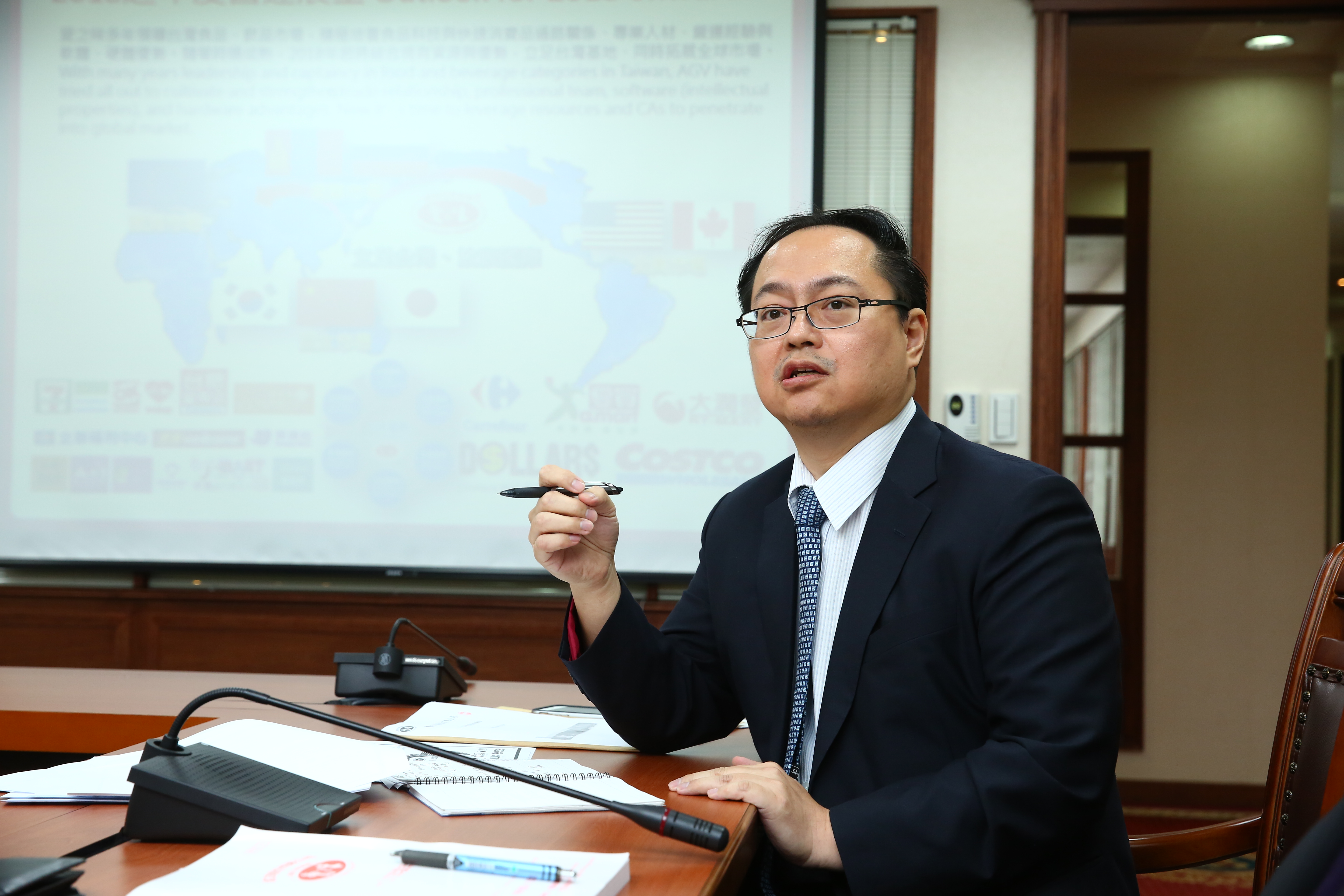 愛之味總經理陳志展在法說會上說明公司現況及未來規劃。