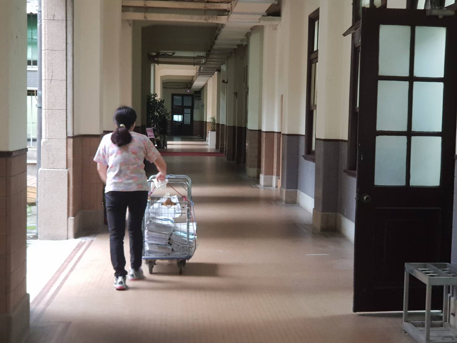 高檢「阿娟姐」（圖）發現辦公室出現陌生臉孔，機警通報，順利逮捕企圖逃跑的性侵犯。