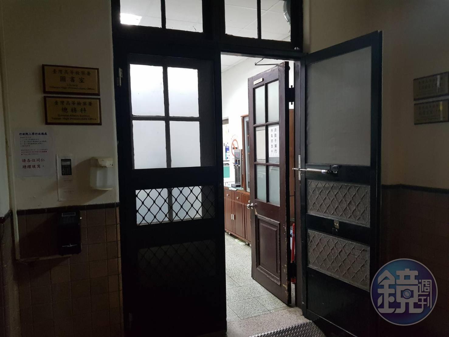 高檢阿娟姐發現辦公室出現陌生人，立刻機警關閉門戶並通報，順利逮到企圖逃脫的性侵犯。