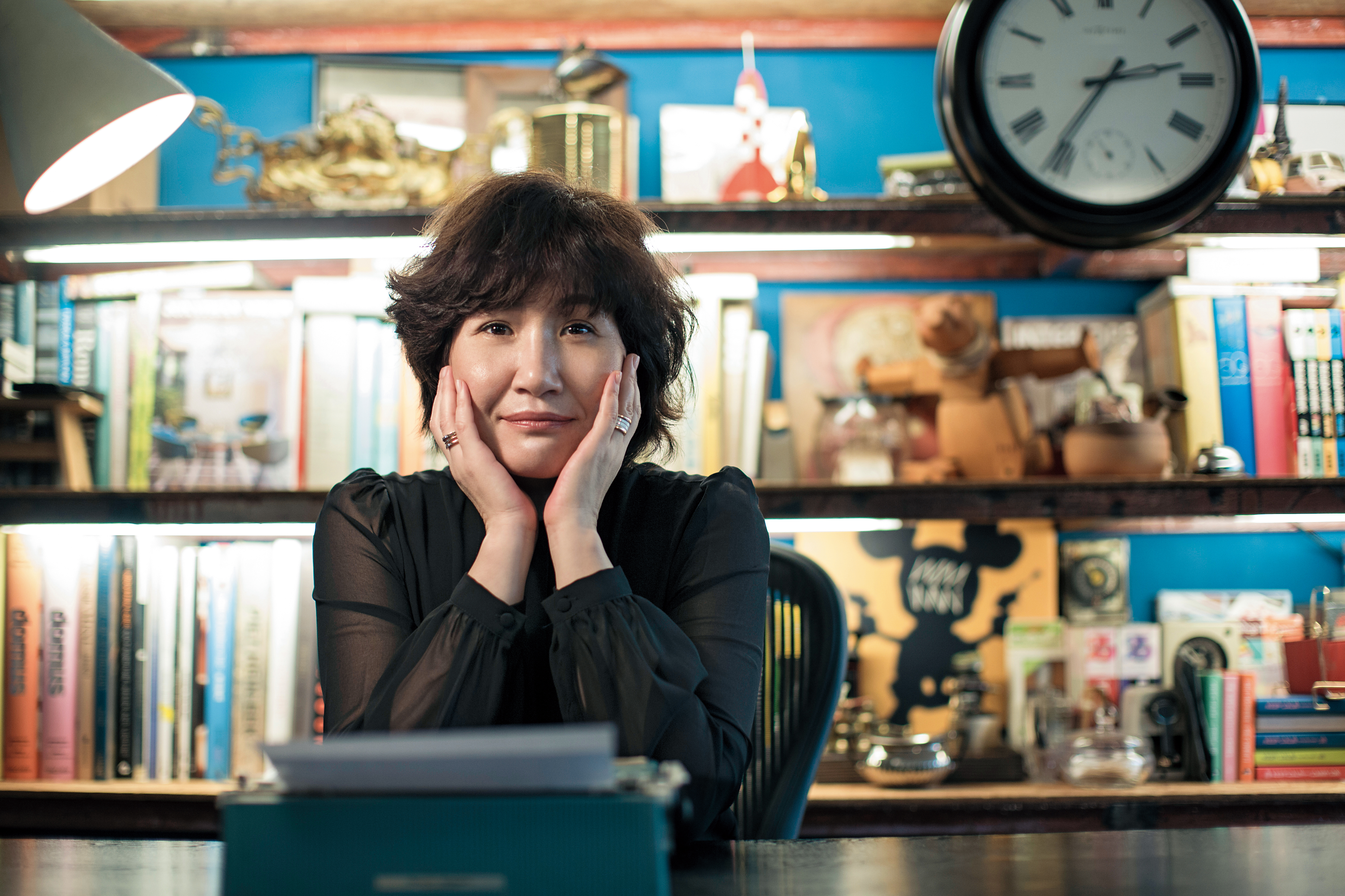 頂著金鐘獎最佳戲劇節目編劇的光環轉戰電影界，開鏡前的徐譽庭非常興奮，但拍完後卻得面對自己表現不夠好的結果，在創作的低潮中重新檢討振作，終於撥雲見日。