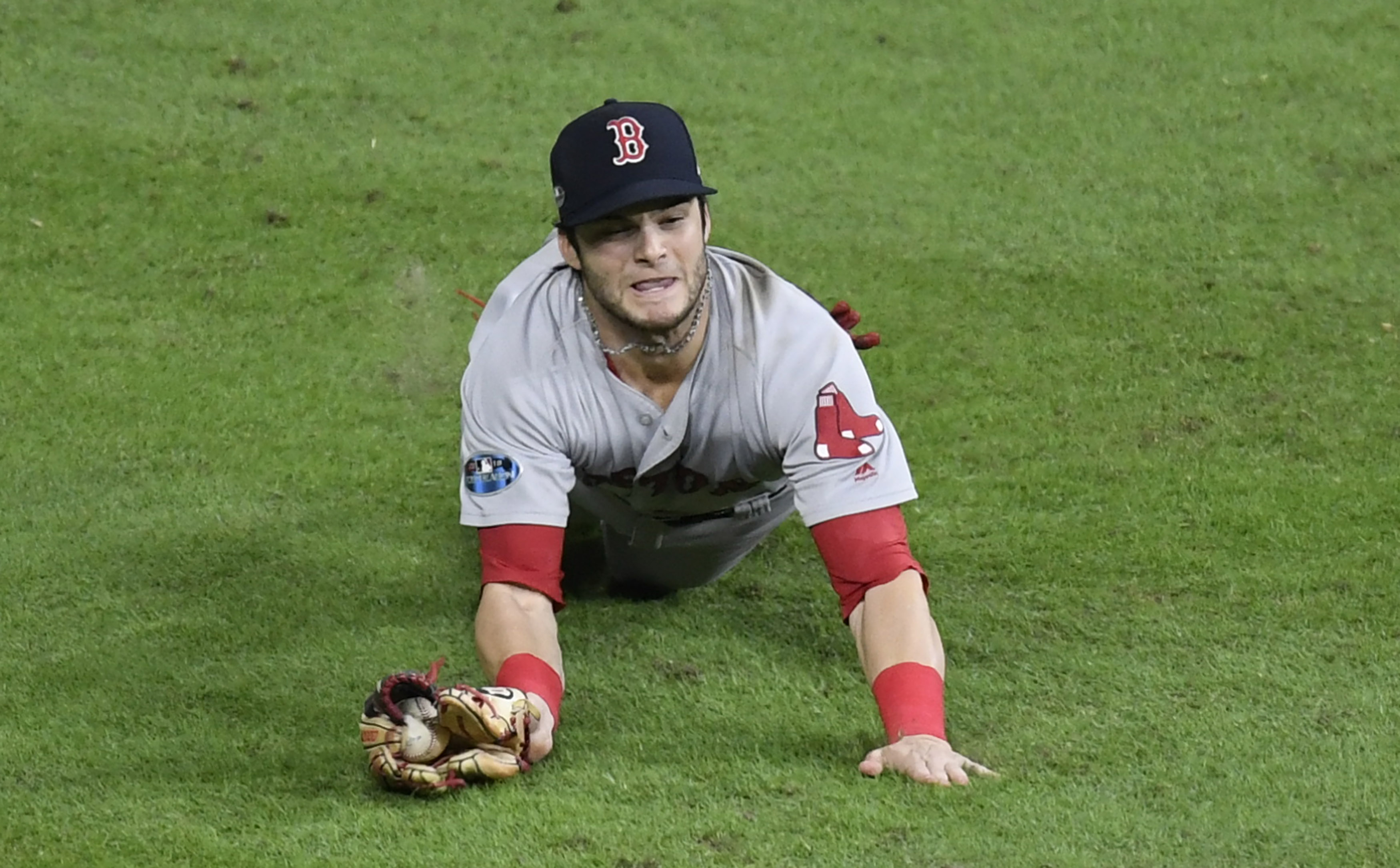 班寧坦迪（Andrew Benintendi）在9局下精采美技接殺，保住紅襪失分危機。（東方IC）