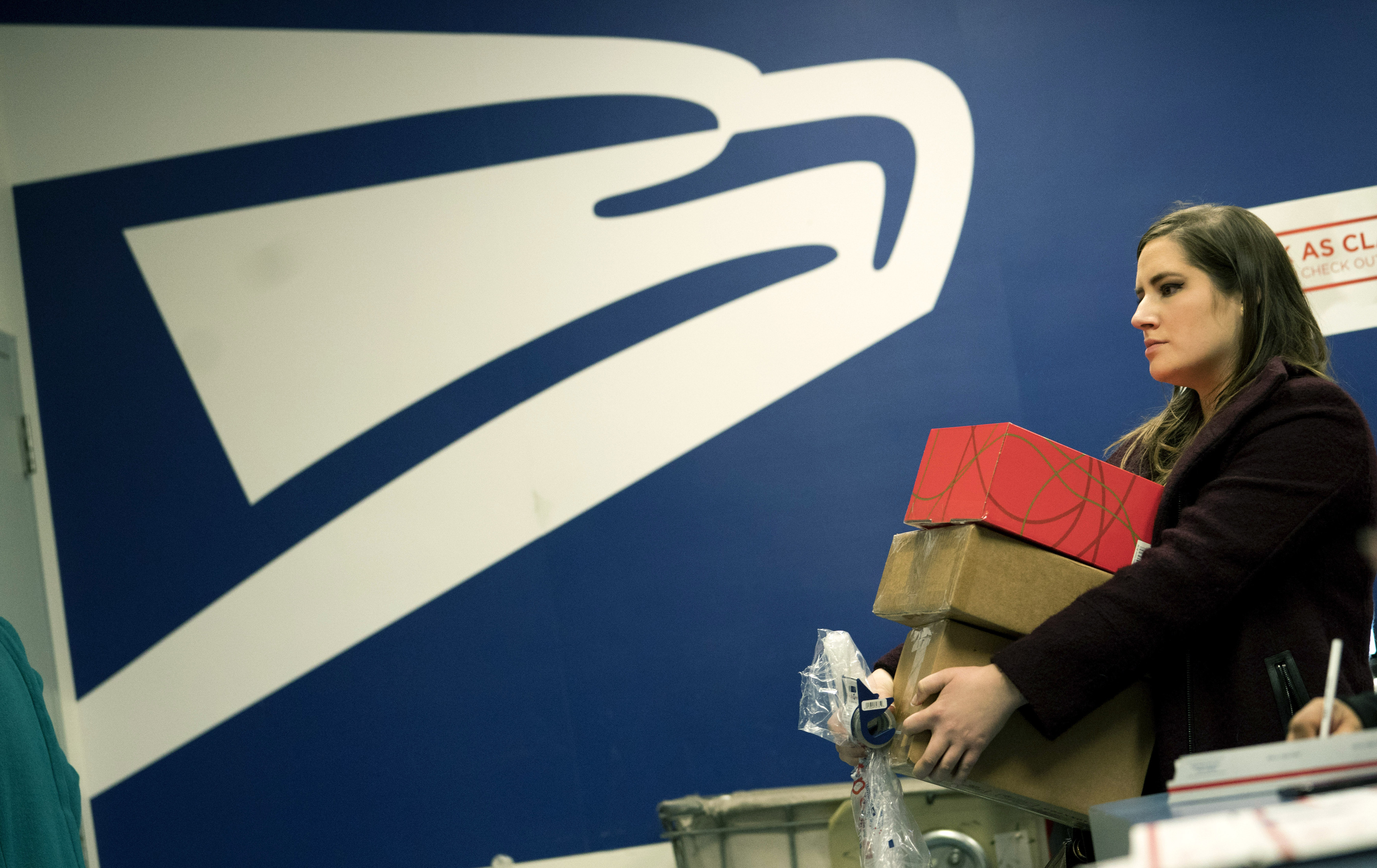 美國政府研擬調漲中國運往美國的包裹資費。（東方IC）