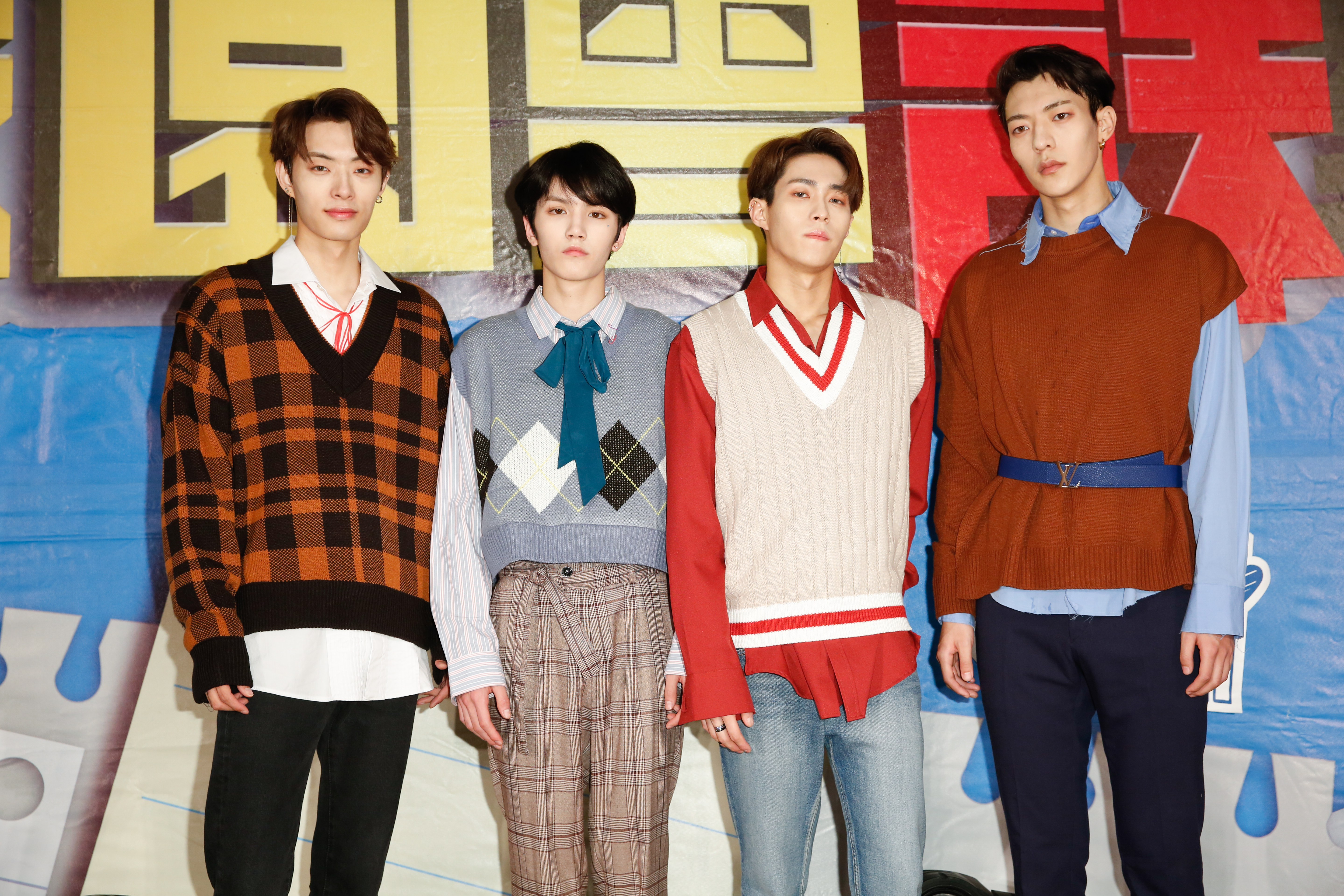 坤音四子拍照面無表情，稱這是他們的風格。