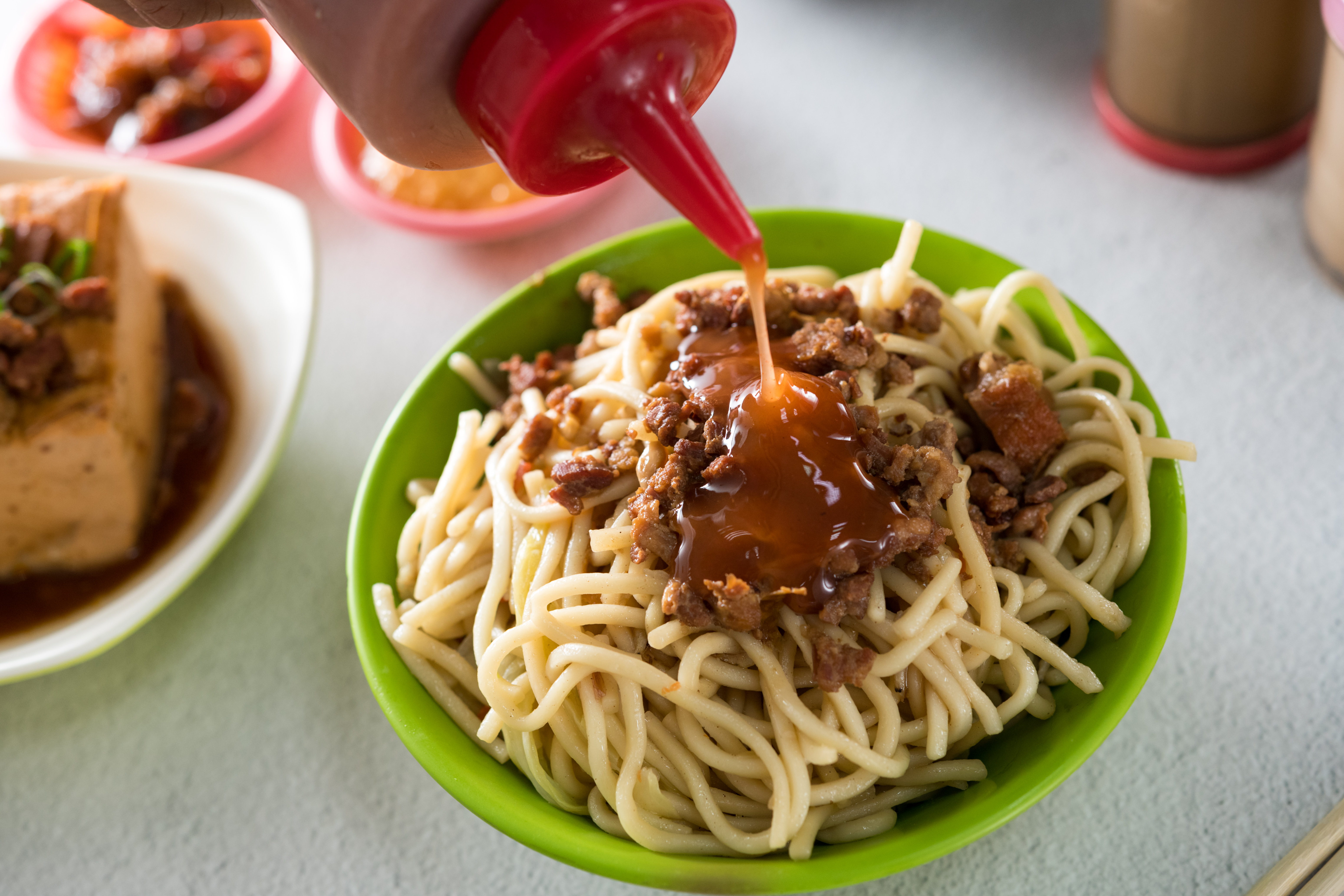 豐原人的早餐少不了這味「炒麵」，配上中部常見的東泉辣椒最對味。（30元／大碗）