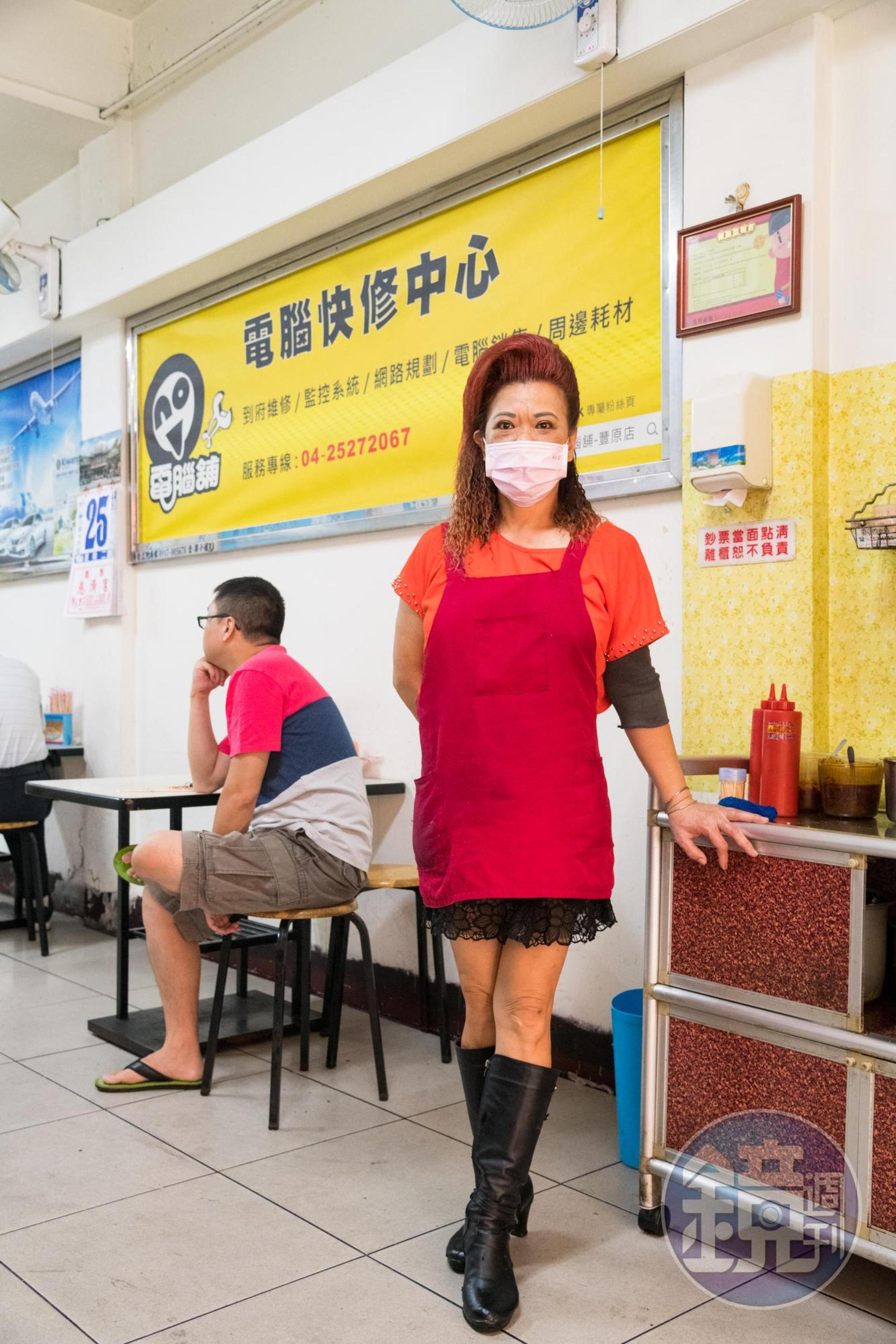 店裡的另一個招牌是時髦髮型搭馬靴的「霹靂姊姊」。