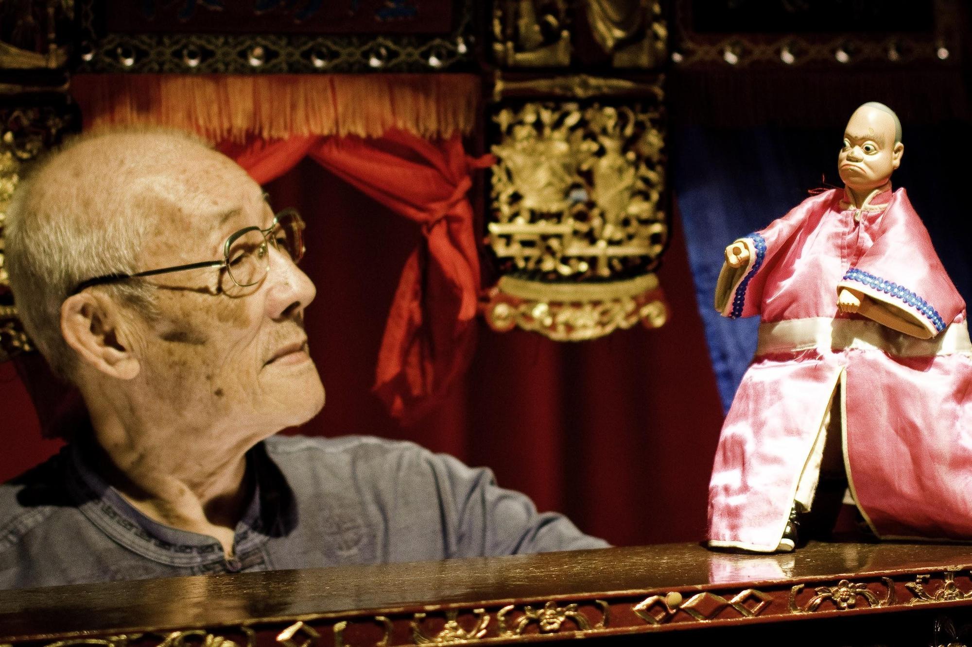 紀錄片《紅盒子》中捕捉到87歲國寶級布袋戲藝師陳錫煌的精湛技藝。（後場提供）