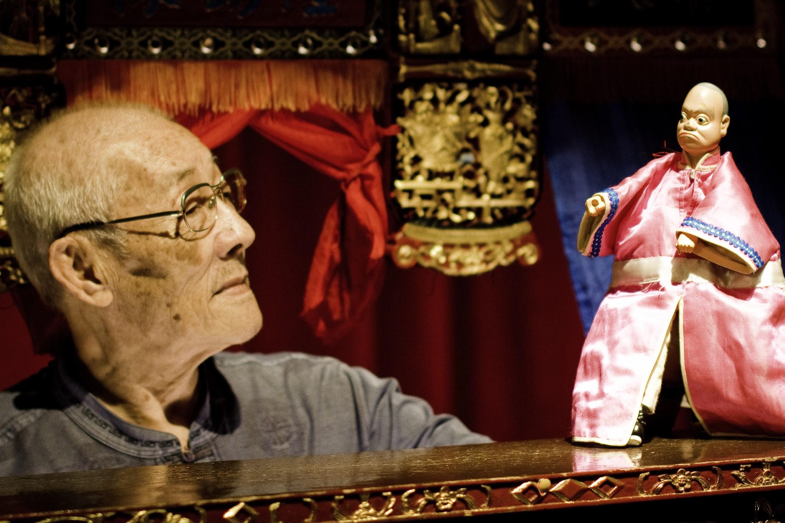 紀錄片《紅盒子》中捕捉到87歲國寶級布袋戲藝師陳錫煌的精湛技藝。（後場提供）