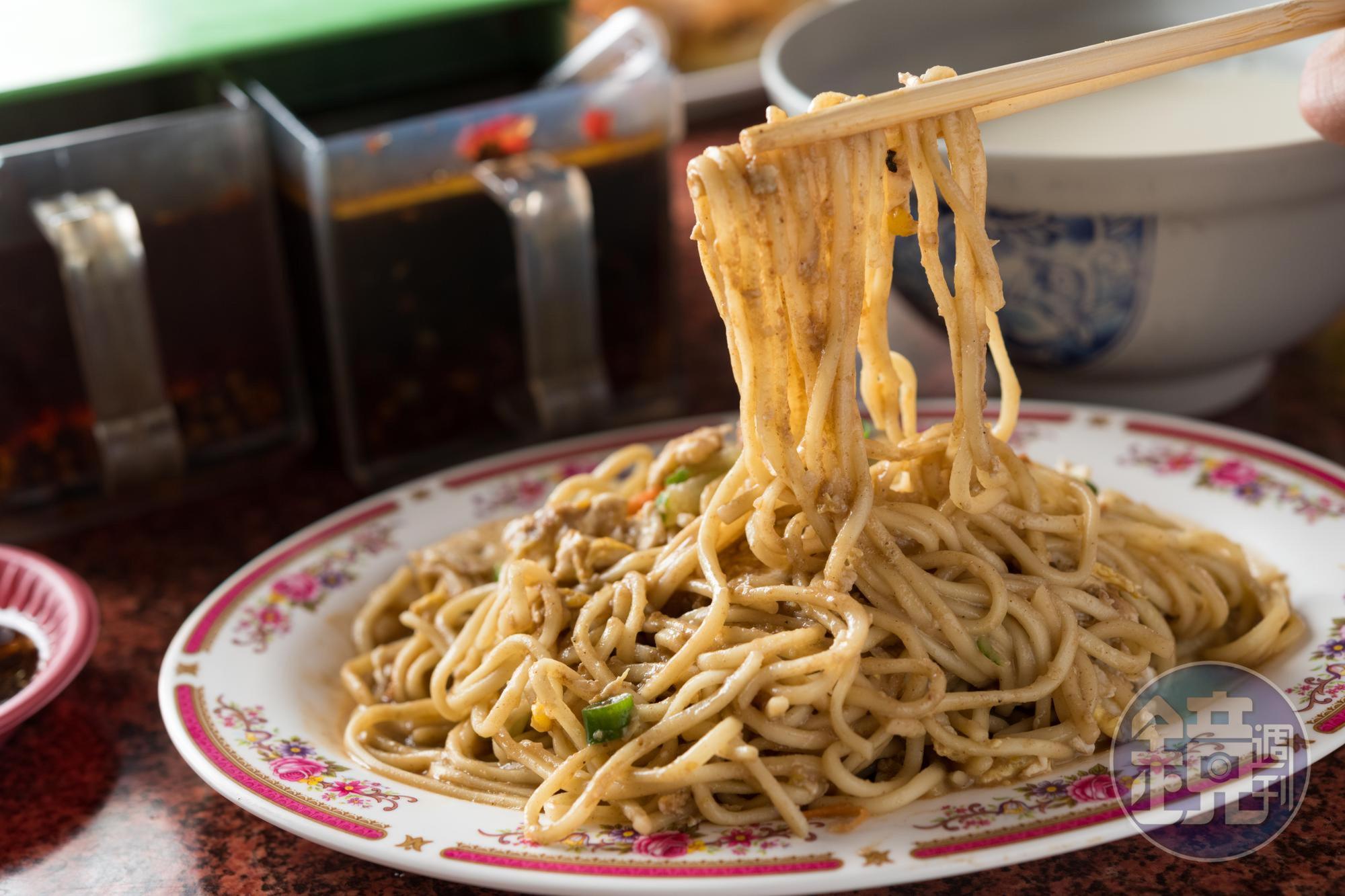 「炒涼麵加蛋」只用涼麵的醬包調味,熱熱吃口感頗奇妙。(40元/份)