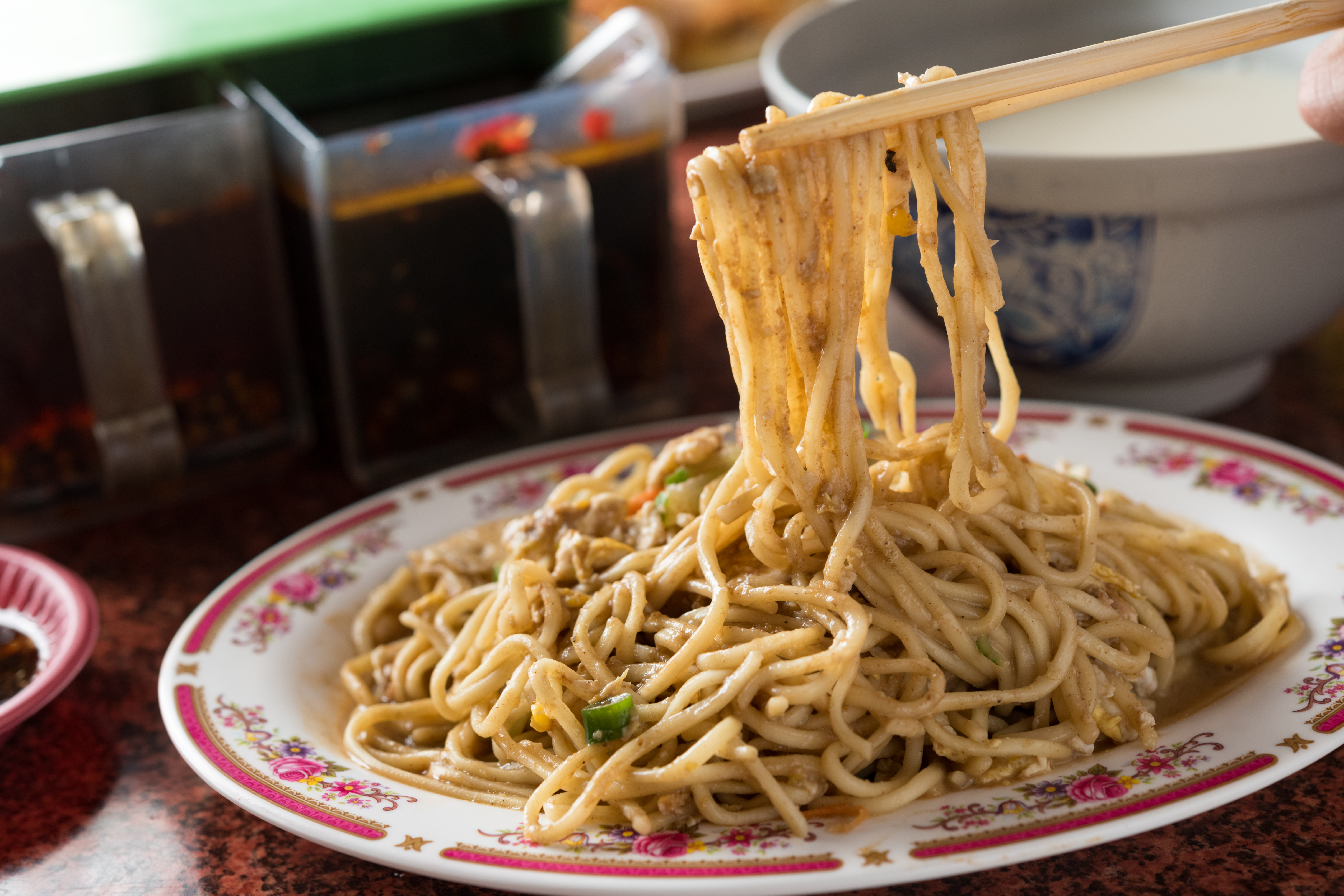 「炒涼麵加蛋」只用涼麵的醬包調味，熱熱吃口感頗奇妙。（40元／份）