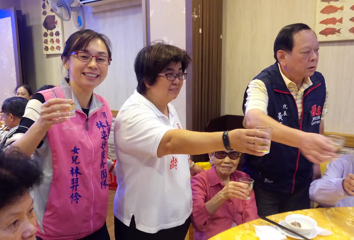 林姿妙的女兒林羿伶（左1）曾任任務型國大，現在是國民黨中央委員。（翻攝羅東鎮代黃泰坤臉書）