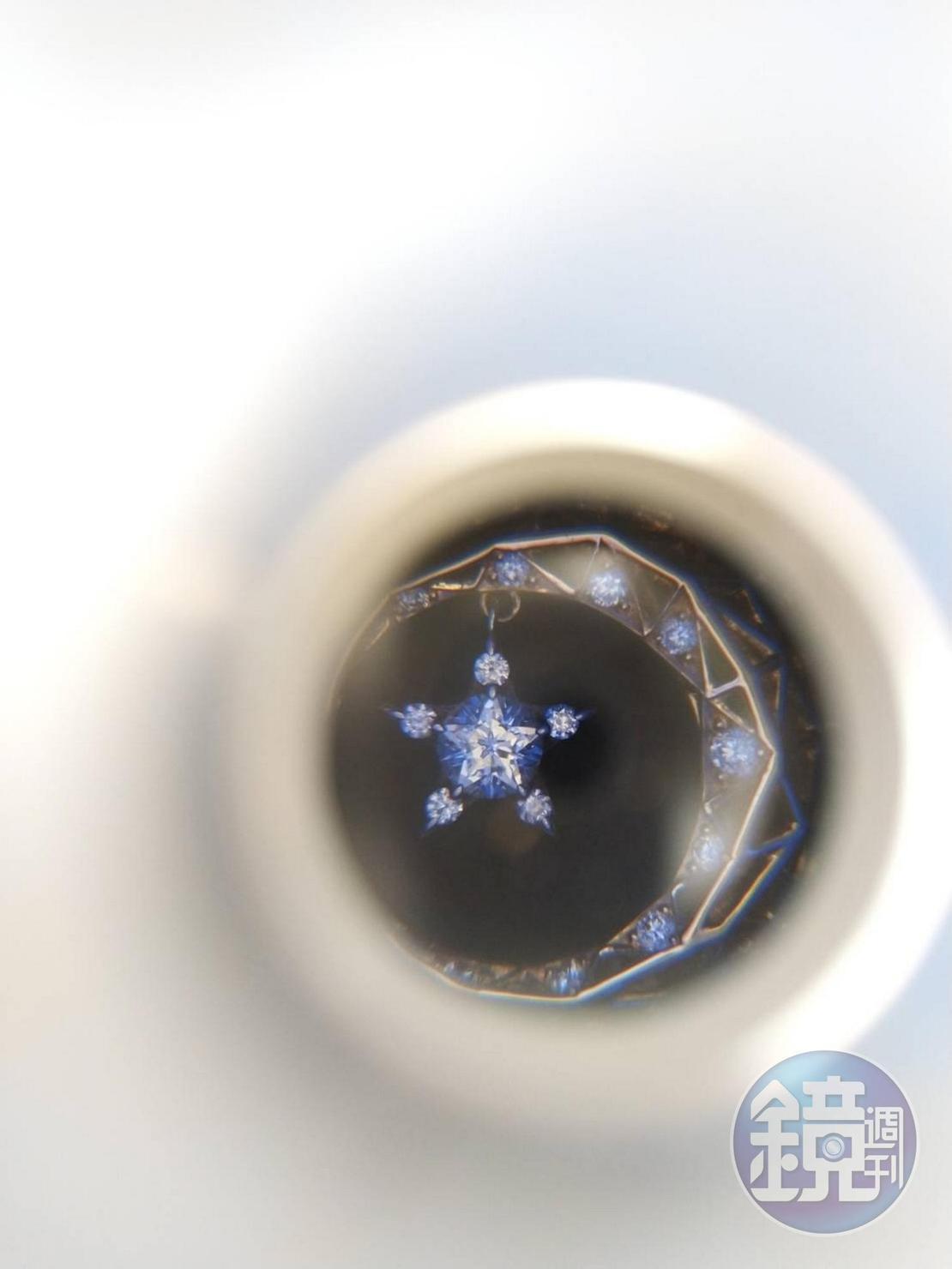 festaria「Wish upon a star」以首創切割工法，每顆鑽石都擁有一大一小兩顆星星，更擁有鑽石光性能鑑定報告（Sarine Light Report）的認證。