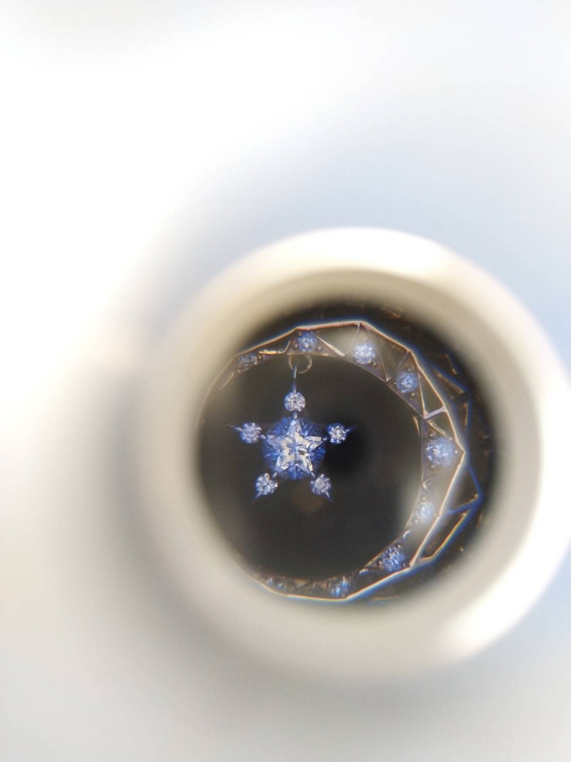 festaria「Wish upon a star」以首創切割工法，每顆鑽石都擁有一大一小兩顆星星，更擁有鑽石光性能鑑定報告（Sarine Light Report）的認證。