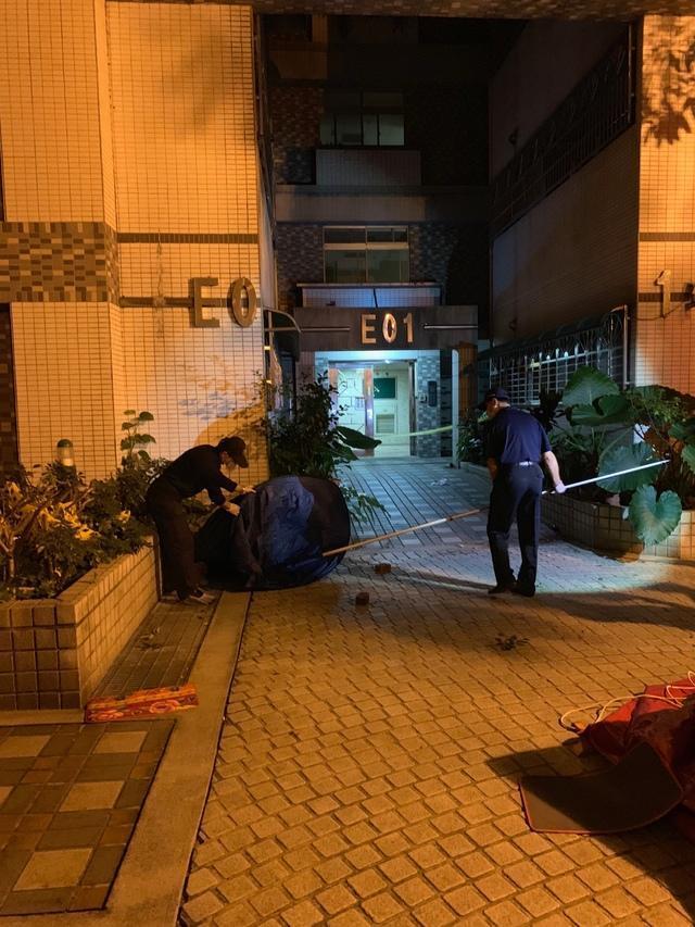 梁嫌將母親頭顱從12樓丟下,警方拉起封鎖線。(翻攝畫面)