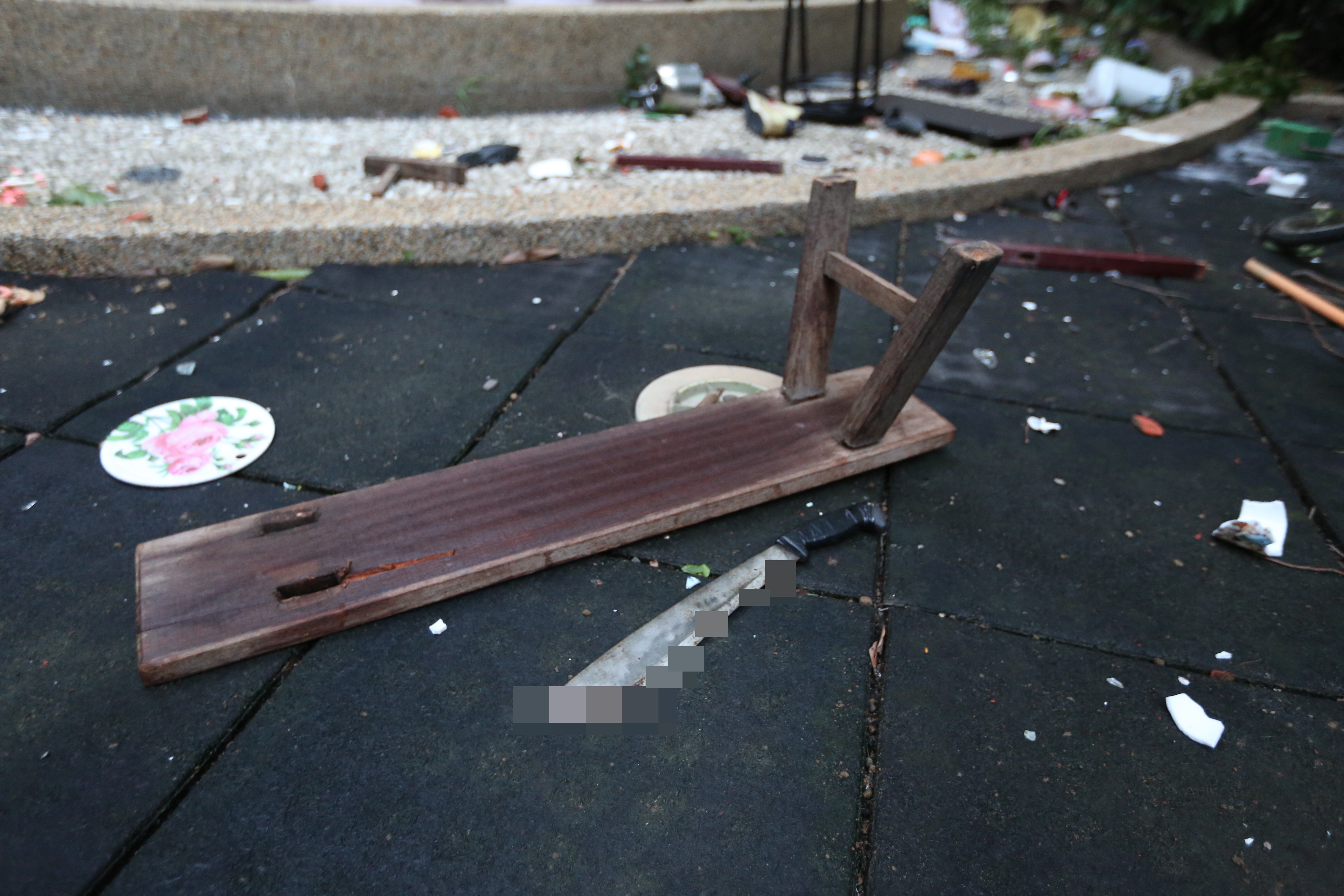 散落中庭的物品中，包含凶嫌母親的鞋子、飾品等，更有疑似沾有血跡的凶刀。