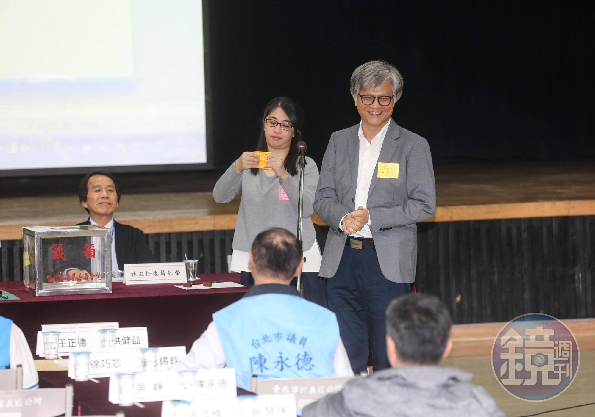 1號由無黨籍台北市長參選人吳蕚洋抽中。