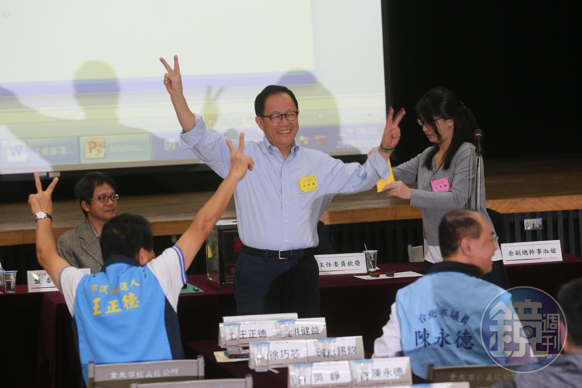 國民黨參選人丁守中抽中2號,比出勝利手勢。