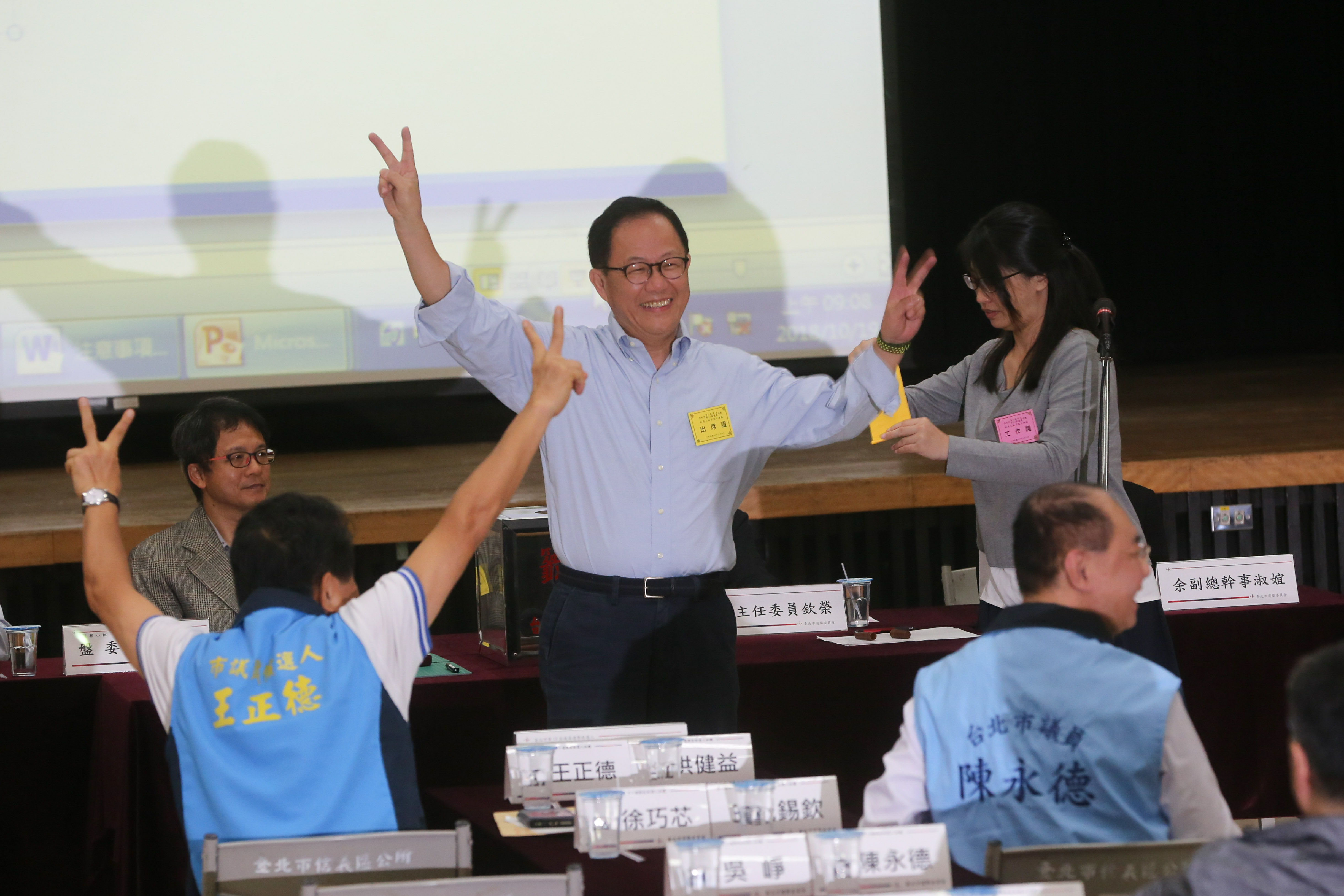 國民黨參選人丁守中抽中2號,比出勝利手勢。