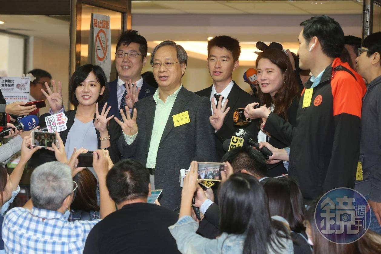 現任市長柯文哲委請競選總幹事小野代抽,抽到4號,與團隊一同以手勢比4。