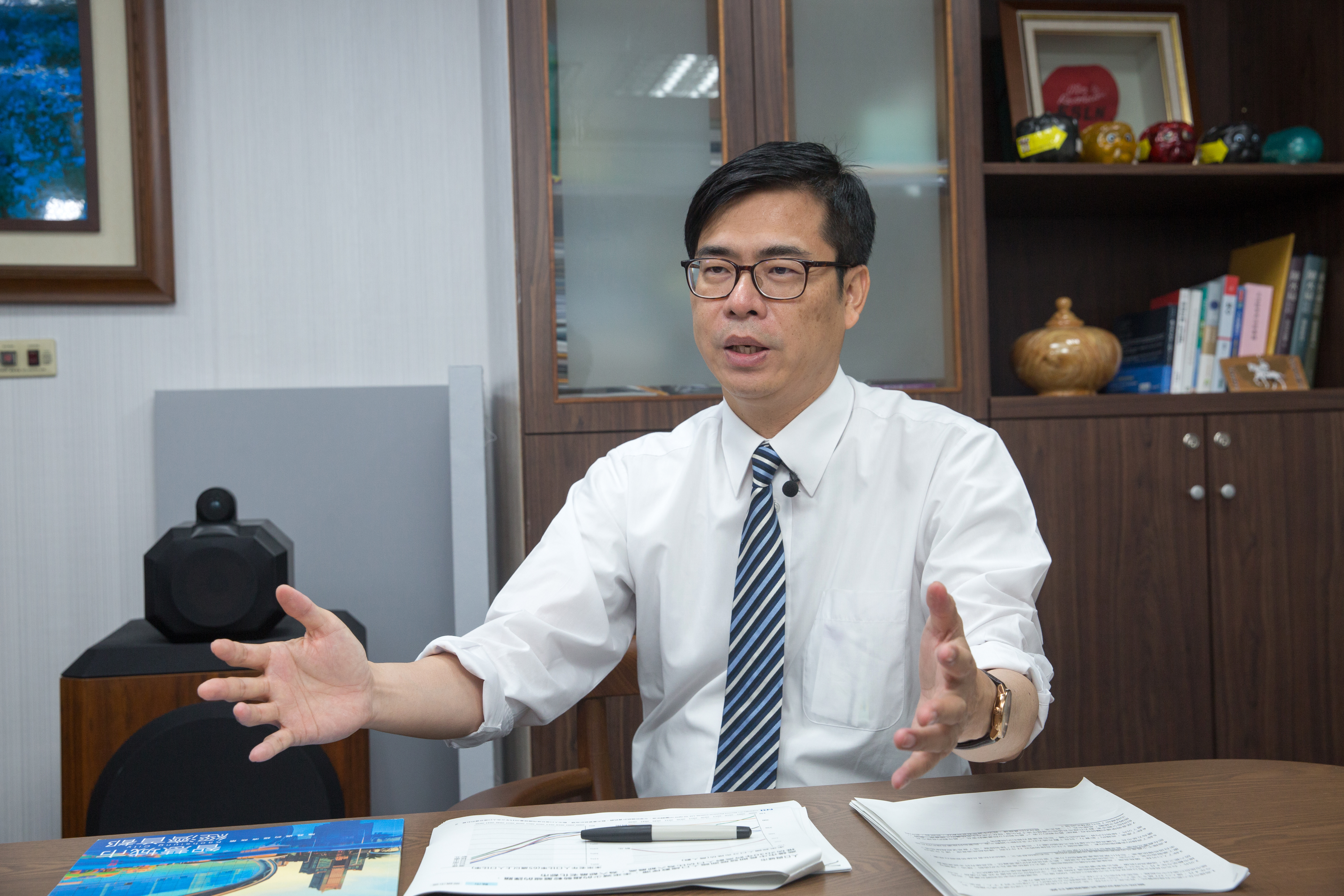 根據台灣世代智庫「2018高雄市長選情」民調結果，支持度方面，陳其邁以39.8%贏過韓國瑜的32.5%。