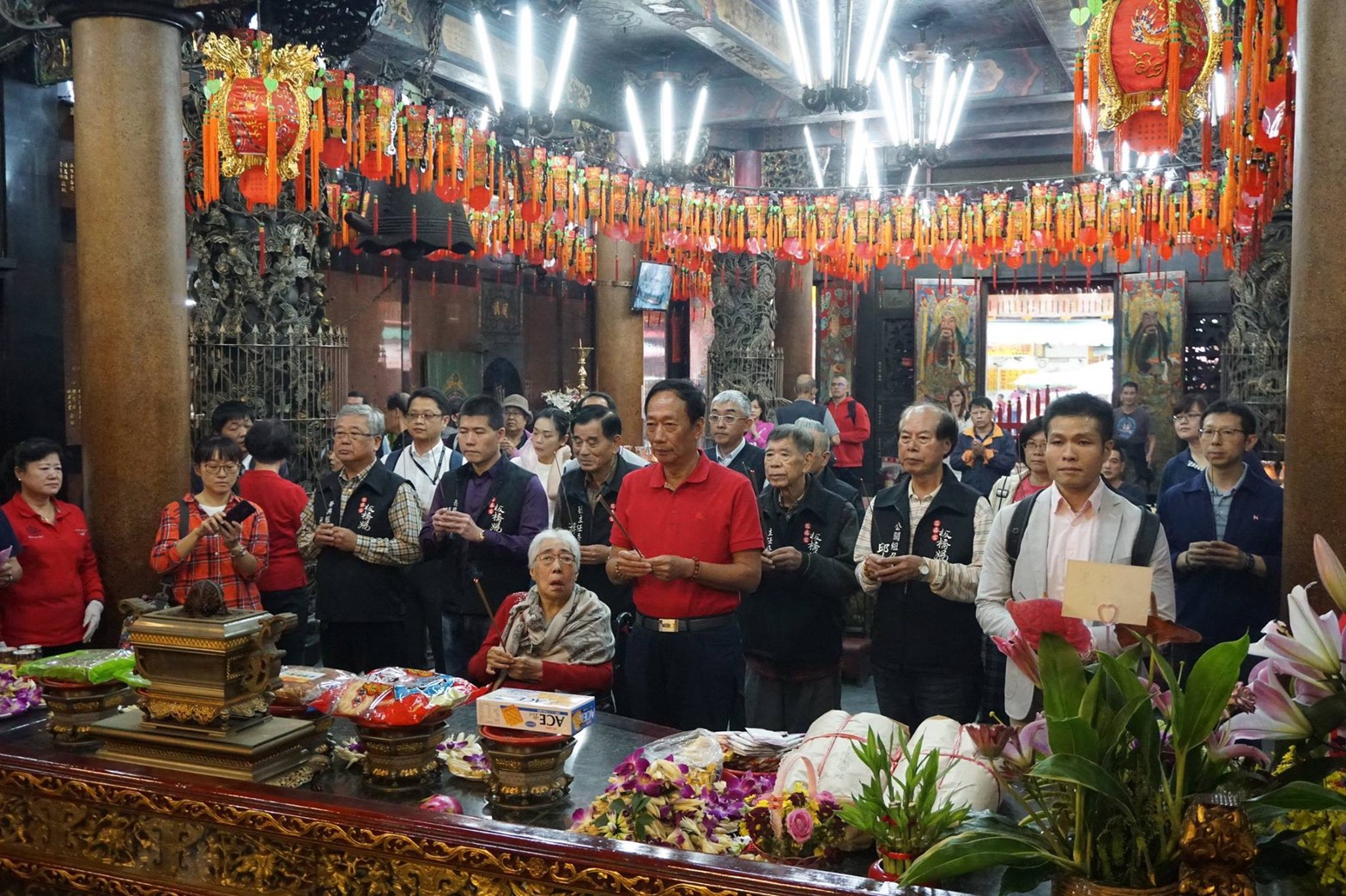 郭台銘68歲生日當天，早上陪著母親到板橋慈惠宮上香祈福。（板橋慈惠宮臉書）