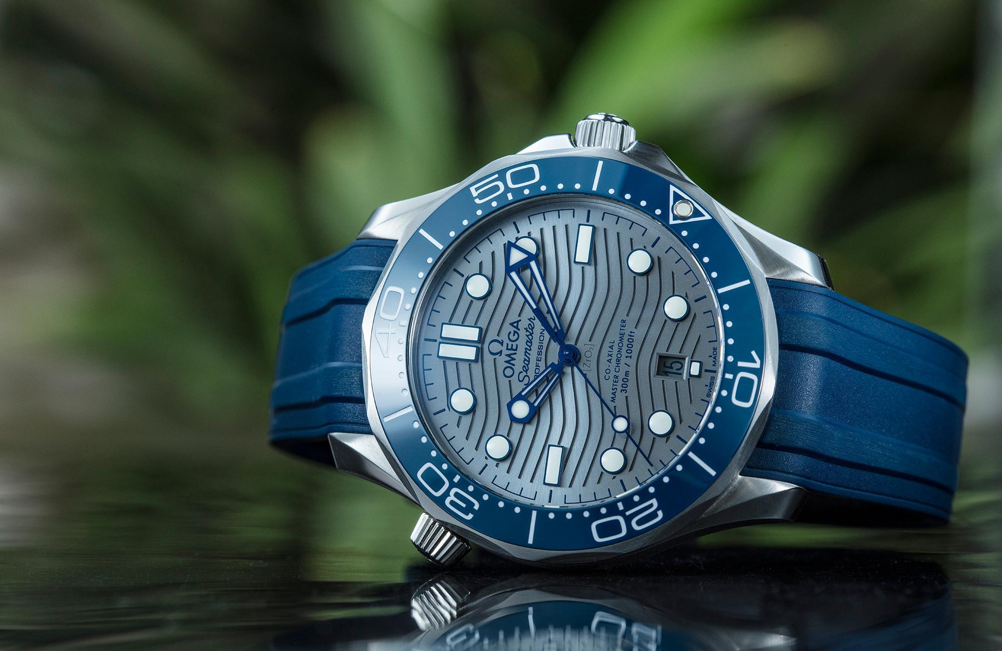 OMEGA全新Seamaster 300 Diver，藍圈灰面不鏽鋼款式，搭配橡膠錶帶，定價NT$155,500。