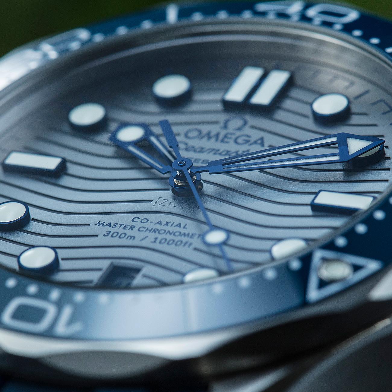 今年新的Seamaster 300 Diver系列全面換上陶瓷面盤，OMEGA更以雷射鐫刻技術，展現經典波浪紋路裝飾。