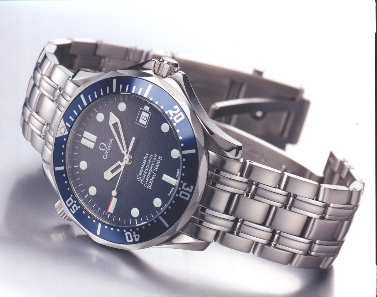 1995年的Seamaster 300 Diver歷史錶款。該年也是OMEGA與007系列電影展開合作，自始OMEGA成為人們心目中的龐德御用錶。