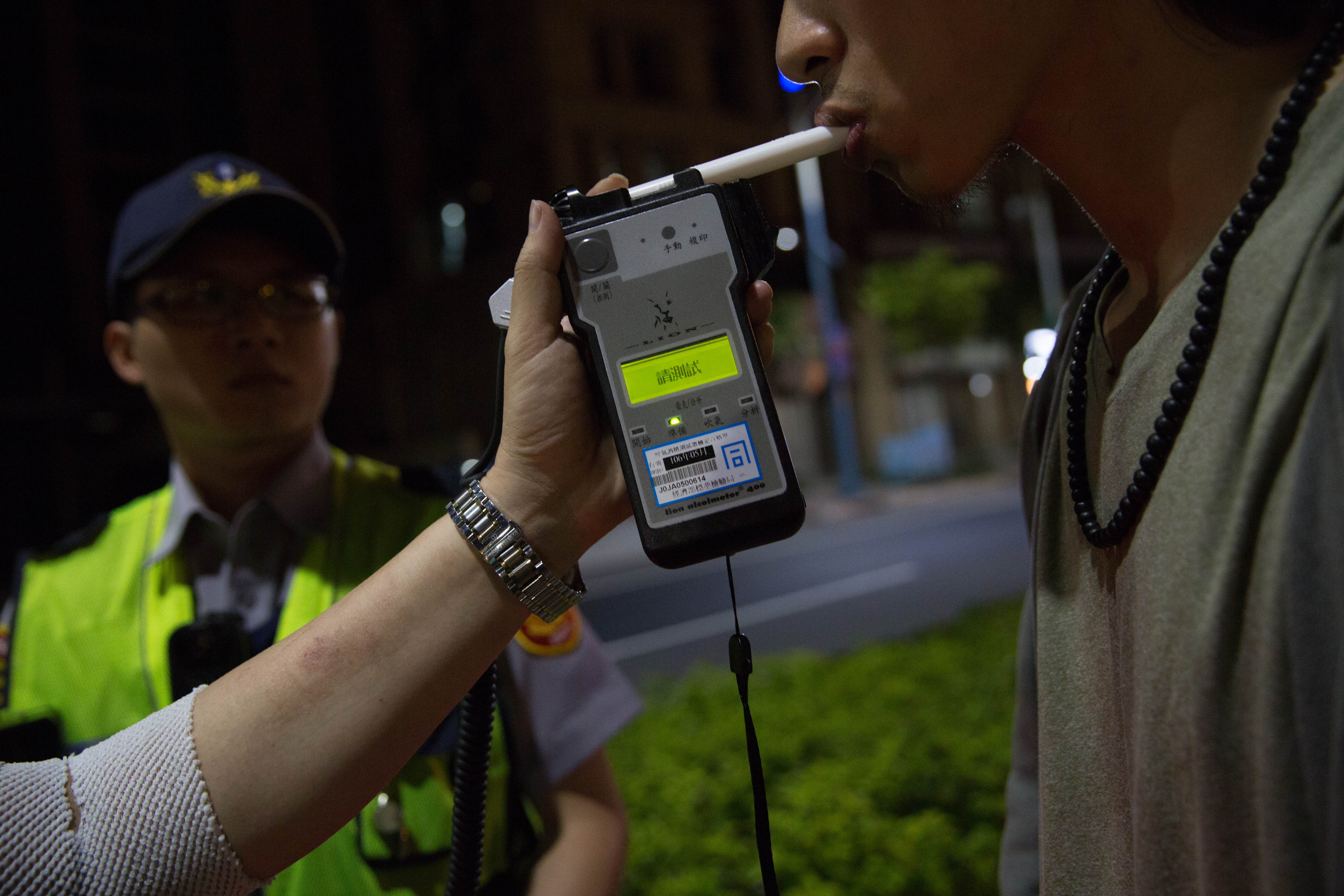 酒駕的公共危險犯眾多，監所裡收容就有逾4000人。圖為部邊臨檢酒駕。