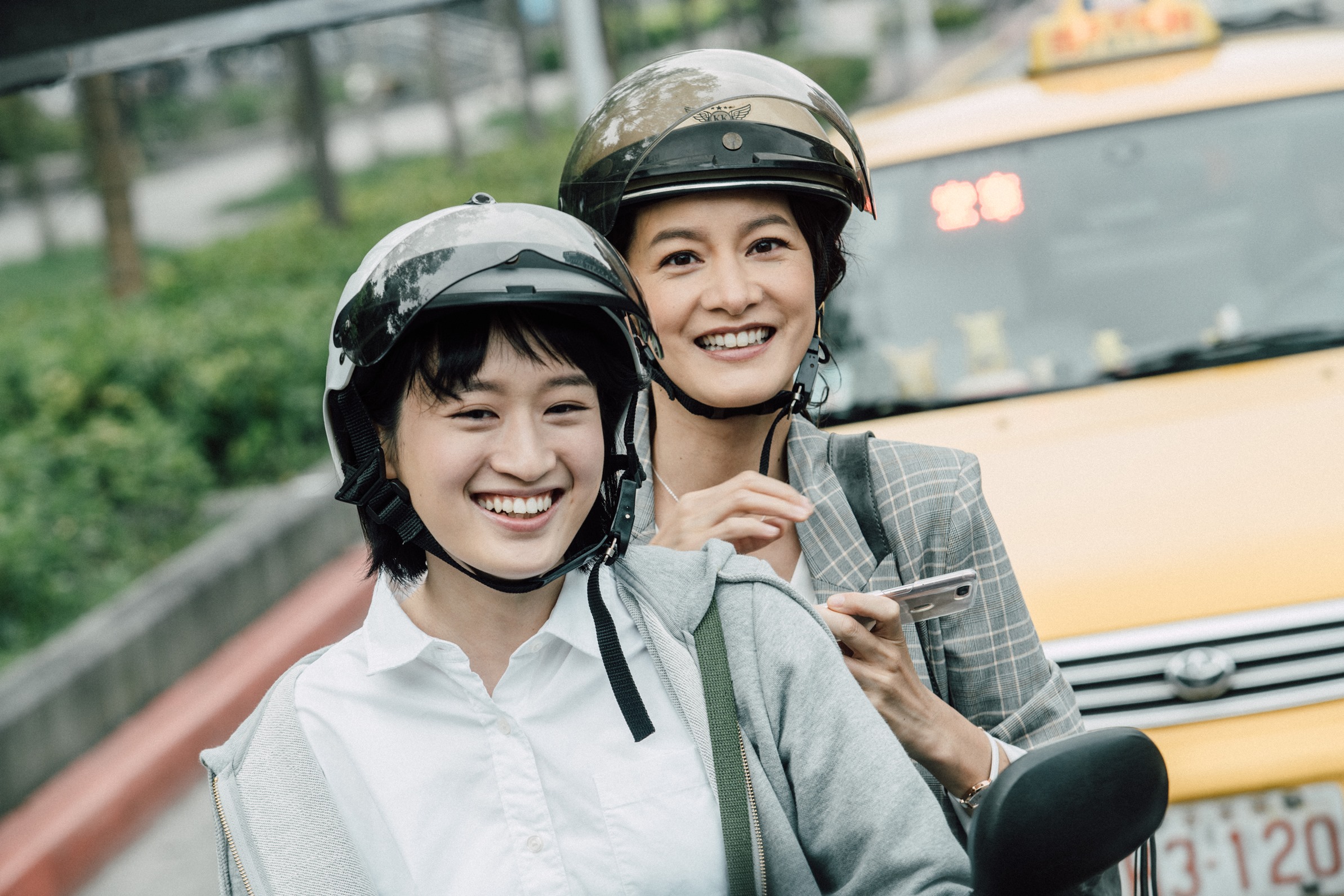 葉慈毓（右）在《20之後》飾演主角李彥儀，是個愛做甜點的清秀女孩，與「女神」Janet（謝怡芬）有多場親密互動戲。（公視提供）