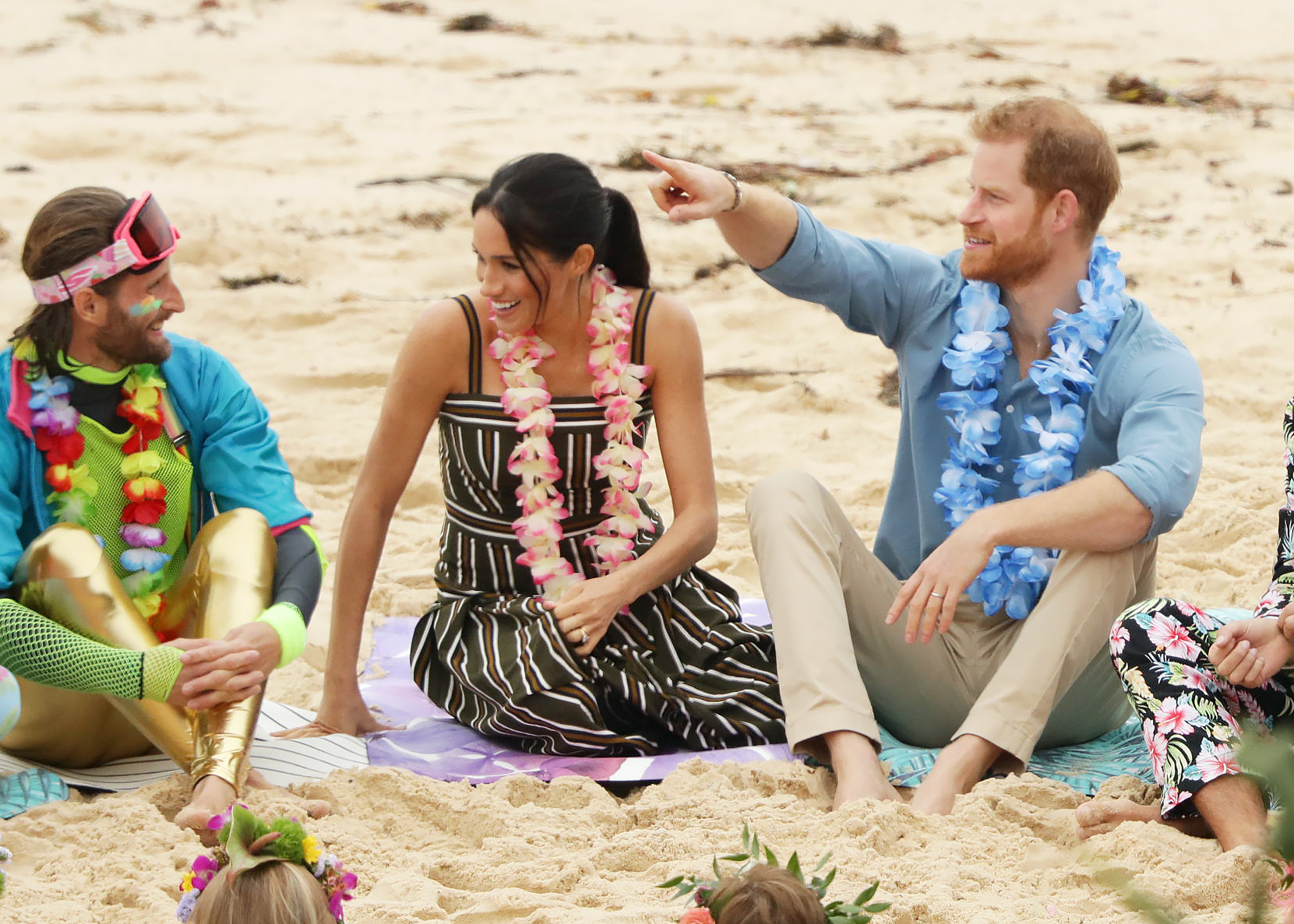 哈利和梅根與澳洲當地衝浪社區組織OneWave一起在沙灘上圍成一圈坐下，討論心理健康問題。（東方IC）